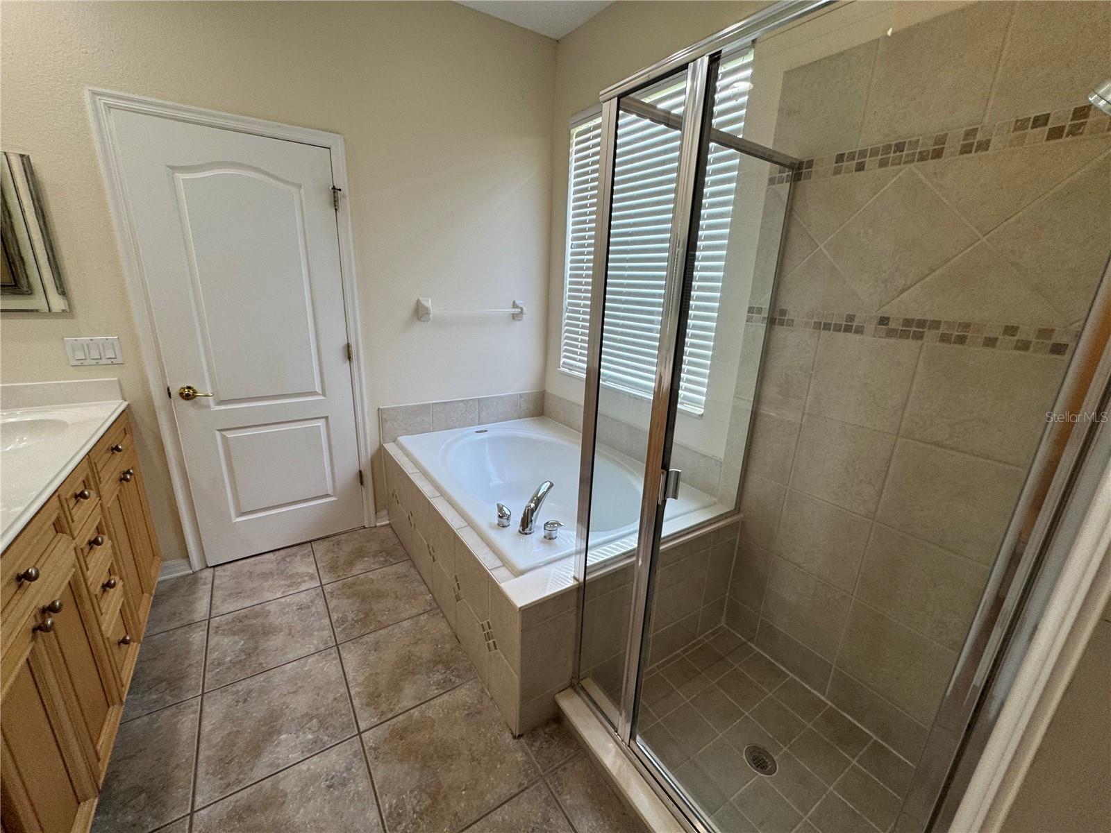 LAKES WINDERMERE PH 01 49 108 - Residential Lease