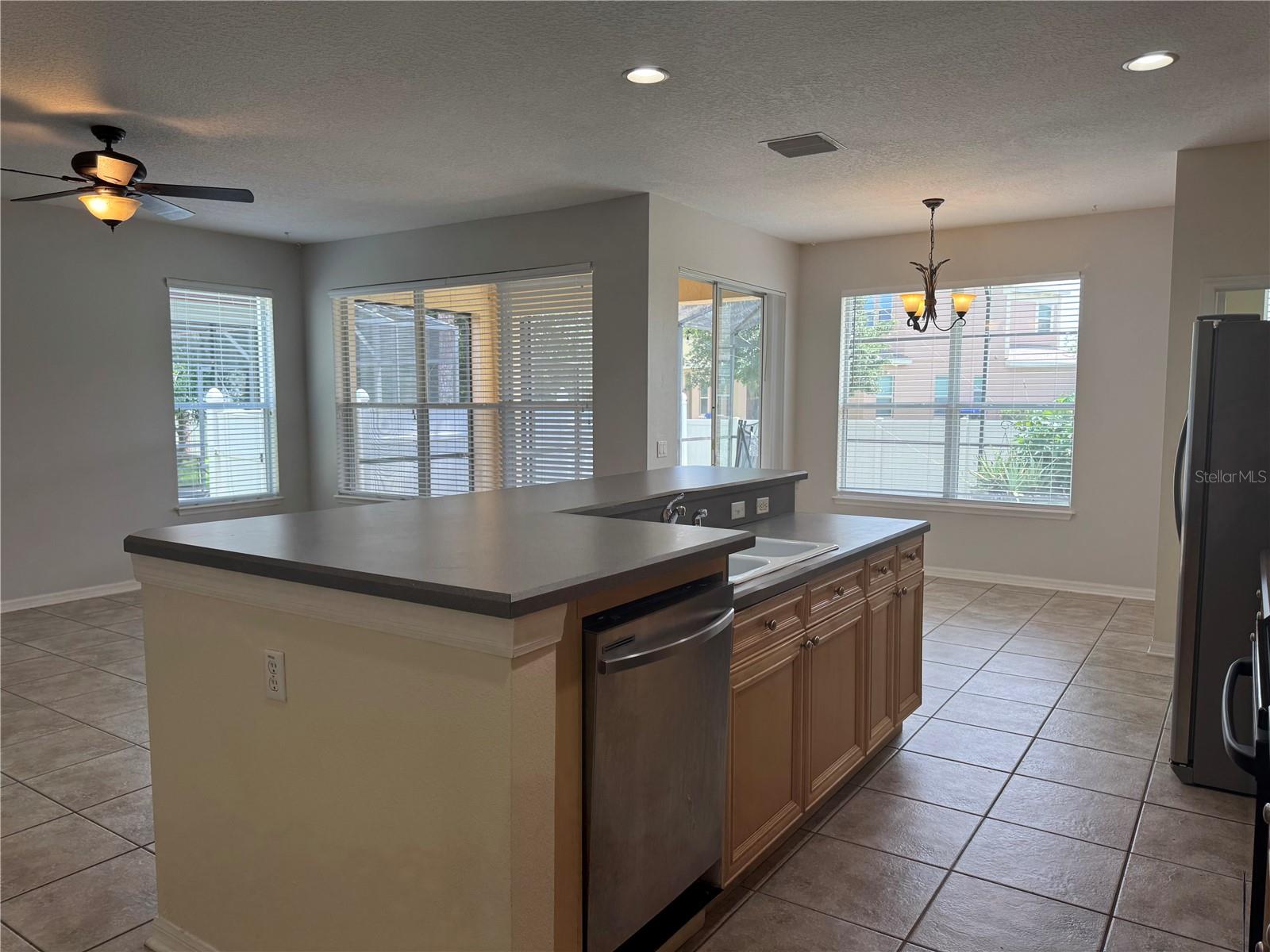 LAKES WINDERMERE PH 01 49 108 - Residential Lease