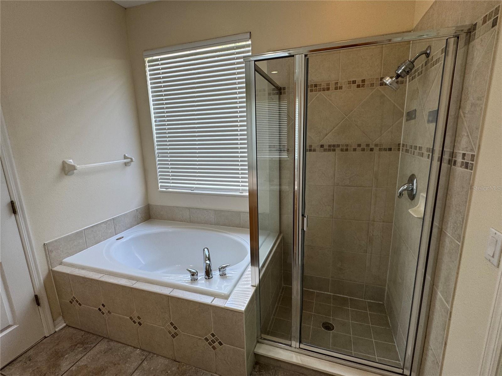 LAKES WINDERMERE PH 01 49 108 - Residential Lease