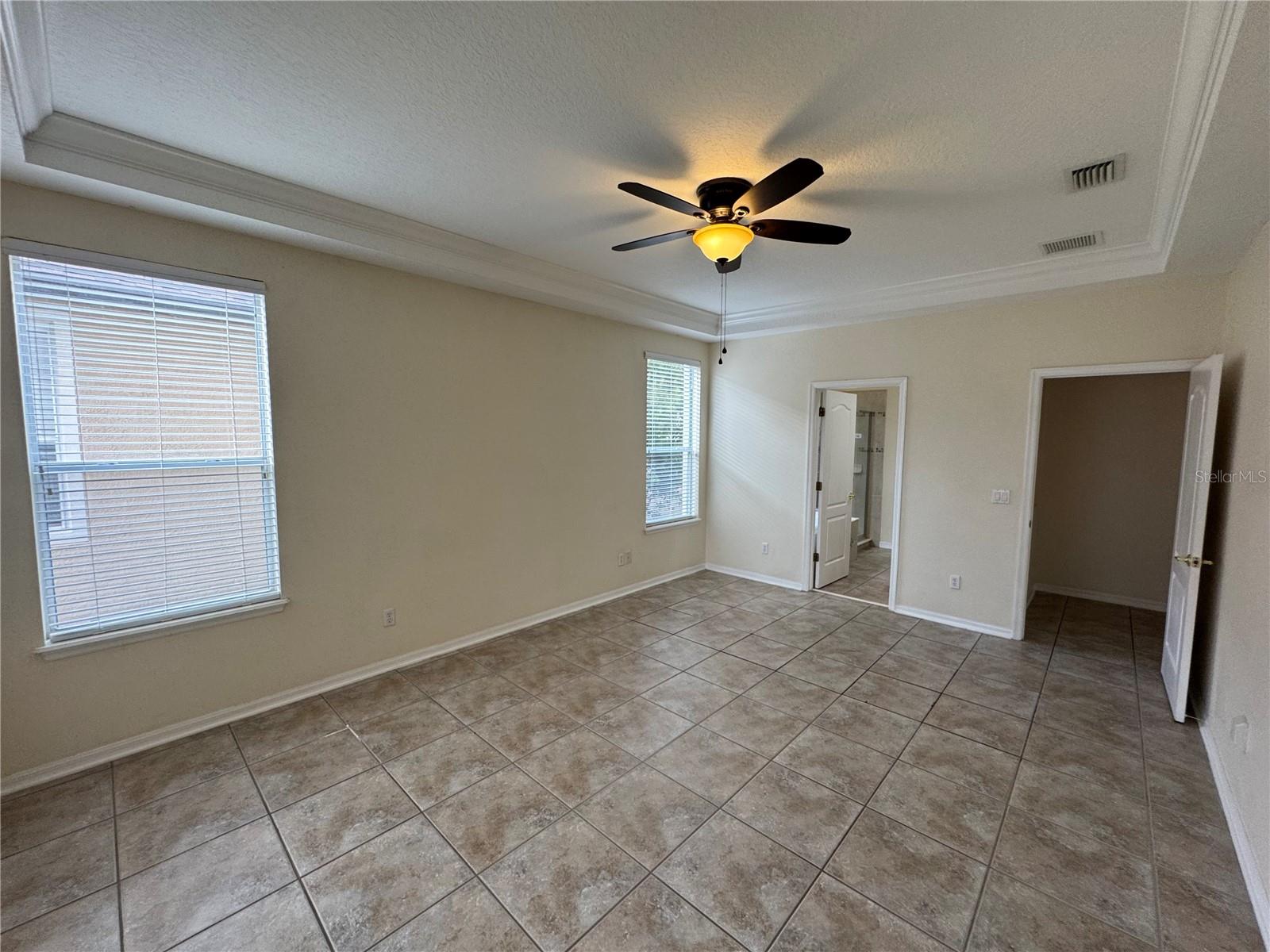 LAKES WINDERMERE PH 01 49 108 - Residential Lease