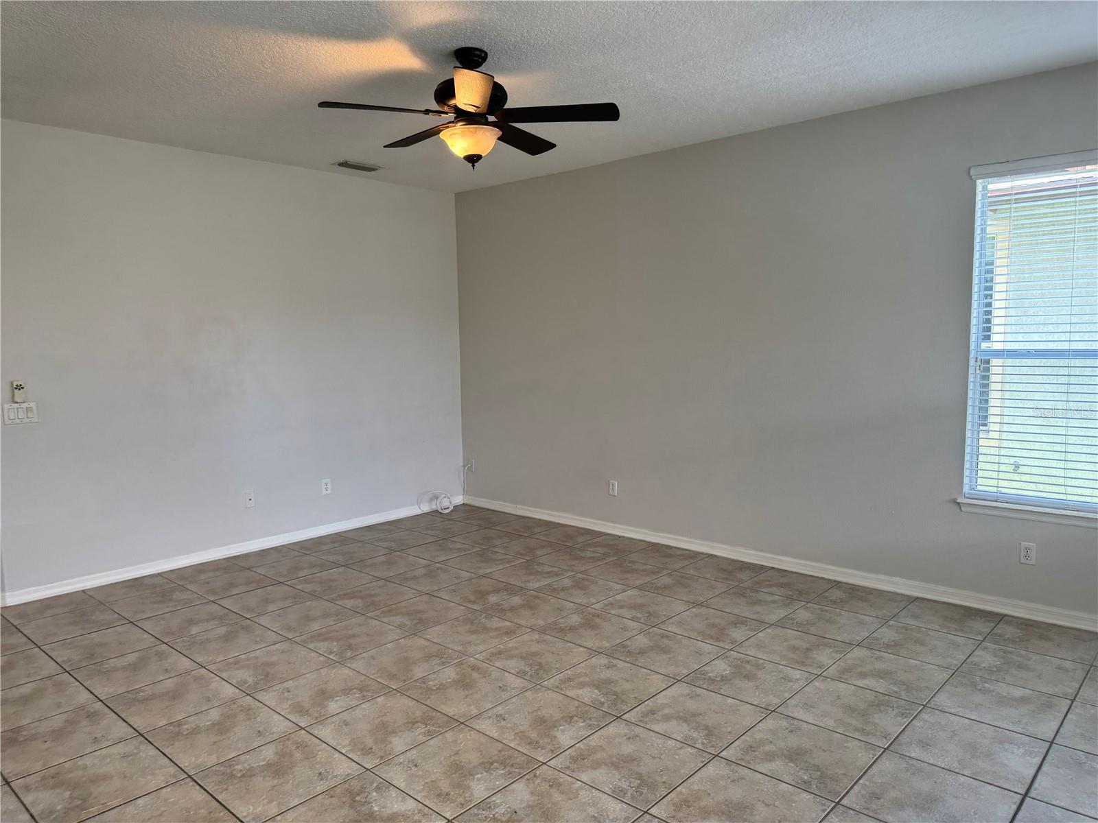 LAKES WINDERMERE PH 01 49 108 - Residential Lease