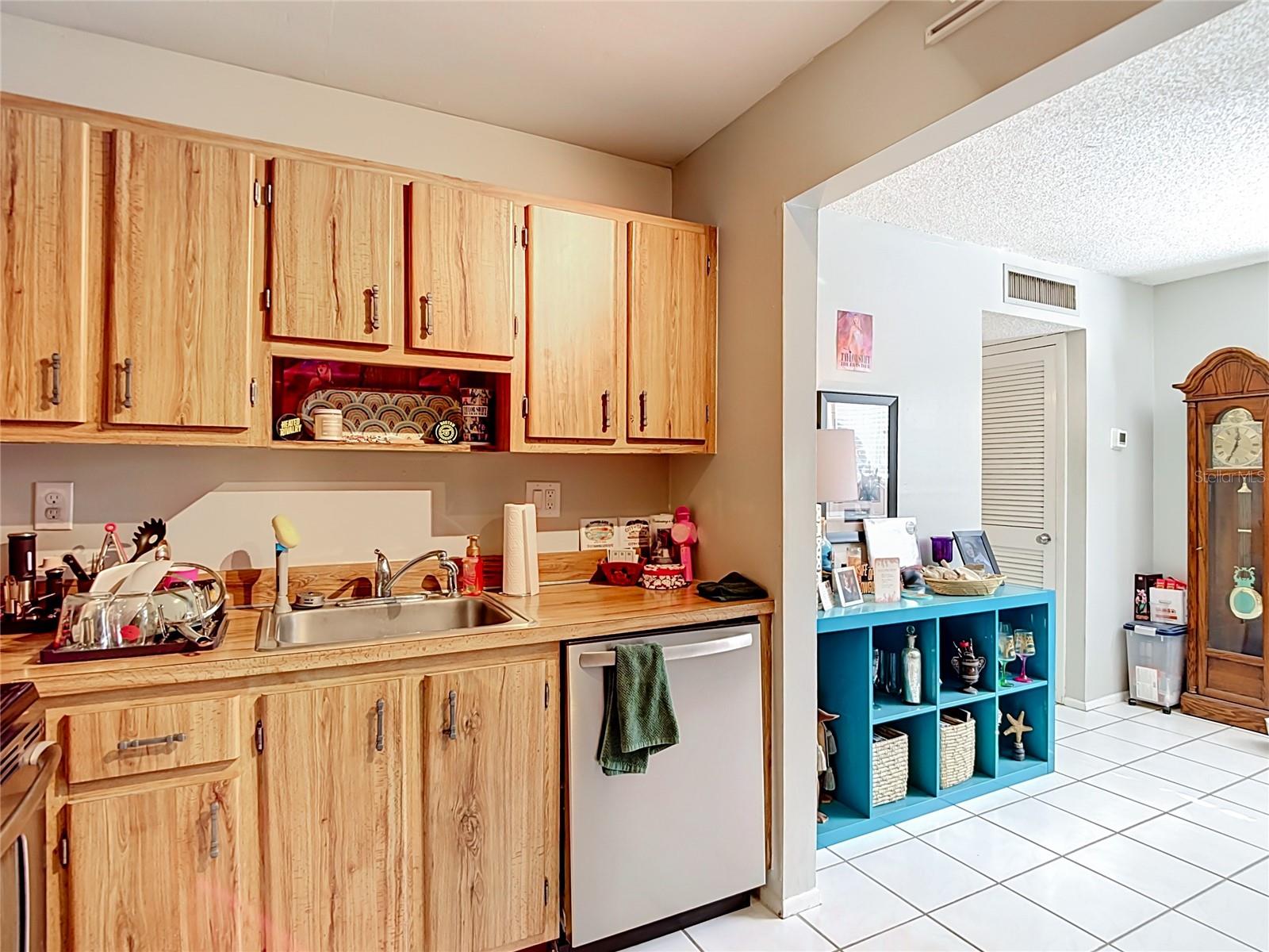 RAINTREE VILLAGE CONDO N - Residential