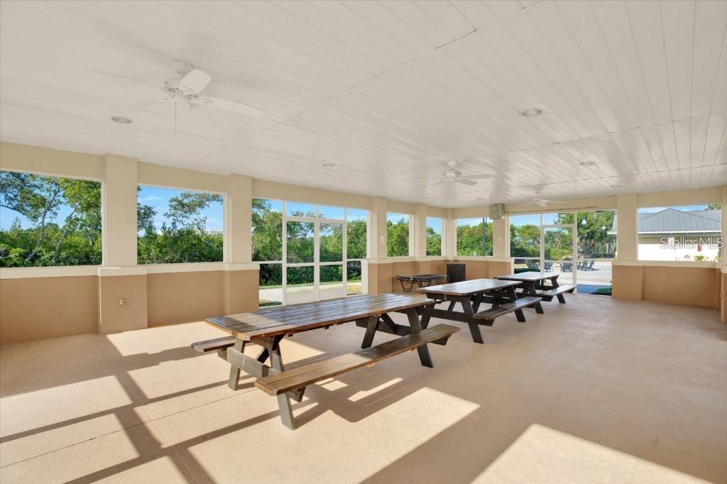SEMINOLE ISLE TWNHMS - Residential