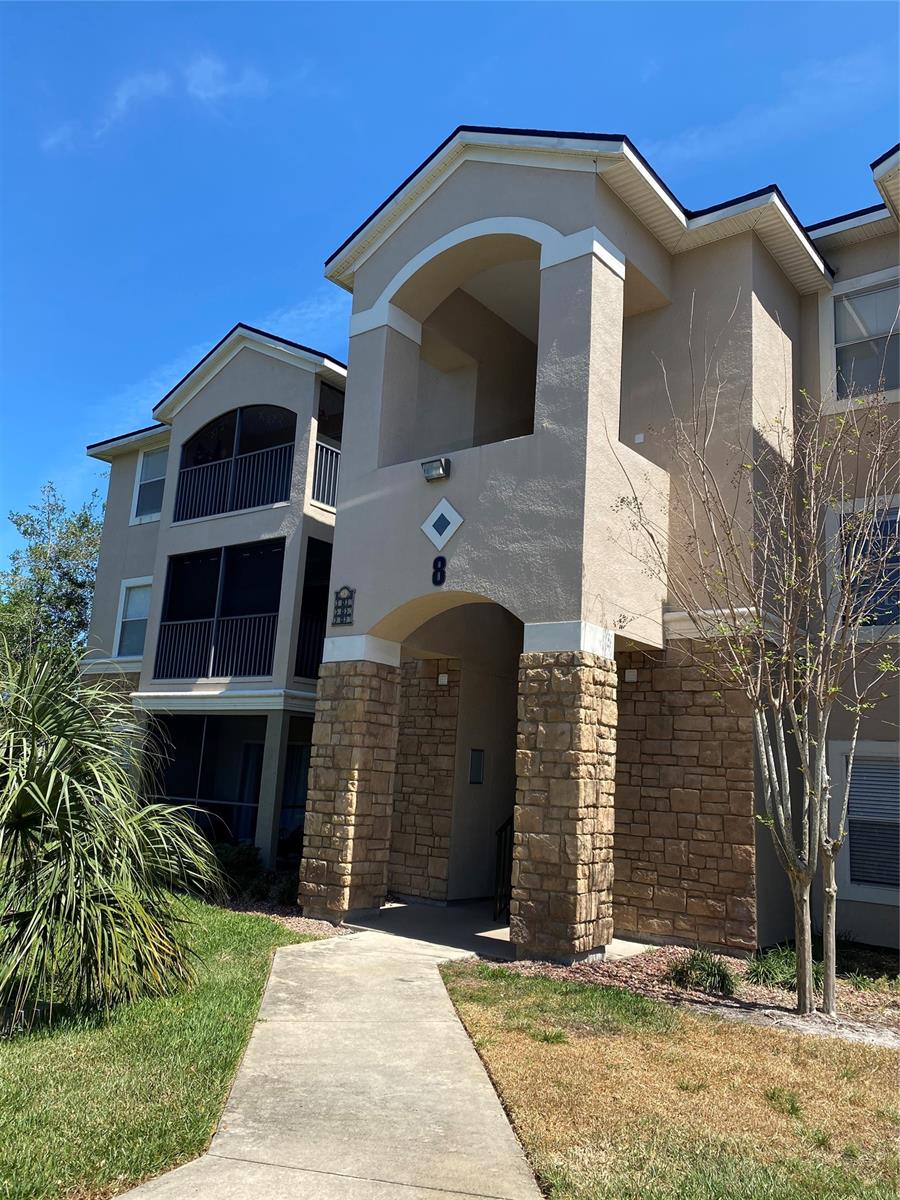 GREAT 3BR 2B CONDO WITH A 76 SQ FT SCREENED BALCONY IN A VERY DESIRABLE GATED COMMUNITY. "VILLAGIO ON THE LAKES" OFFERS A FITNESS ROOM, SWIMMING POOL, HOT TUB, 2 RECENTLY ADDED GAS BBQ GRILLS, A CAR WASHING STATION.BASIC CABLE AND VALET TRASH SERVICE INCLUDED. CLUBHOUSE IS ALSO AVAILABLE FOR PRIVATE PARTIES.
CLOSE IN PROXIMITY TO SHOPPING AND RESTAURANTS. UNDER 10 MINUTES TO THE BEACH, I-95, HALIFAX HOSPITAL, PALMER CHIROPRACTOR SCHOOL. ;Water: City