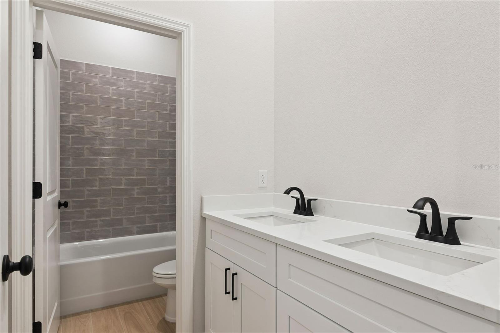 ROYAL TRAILS UNIT 01 - Residential