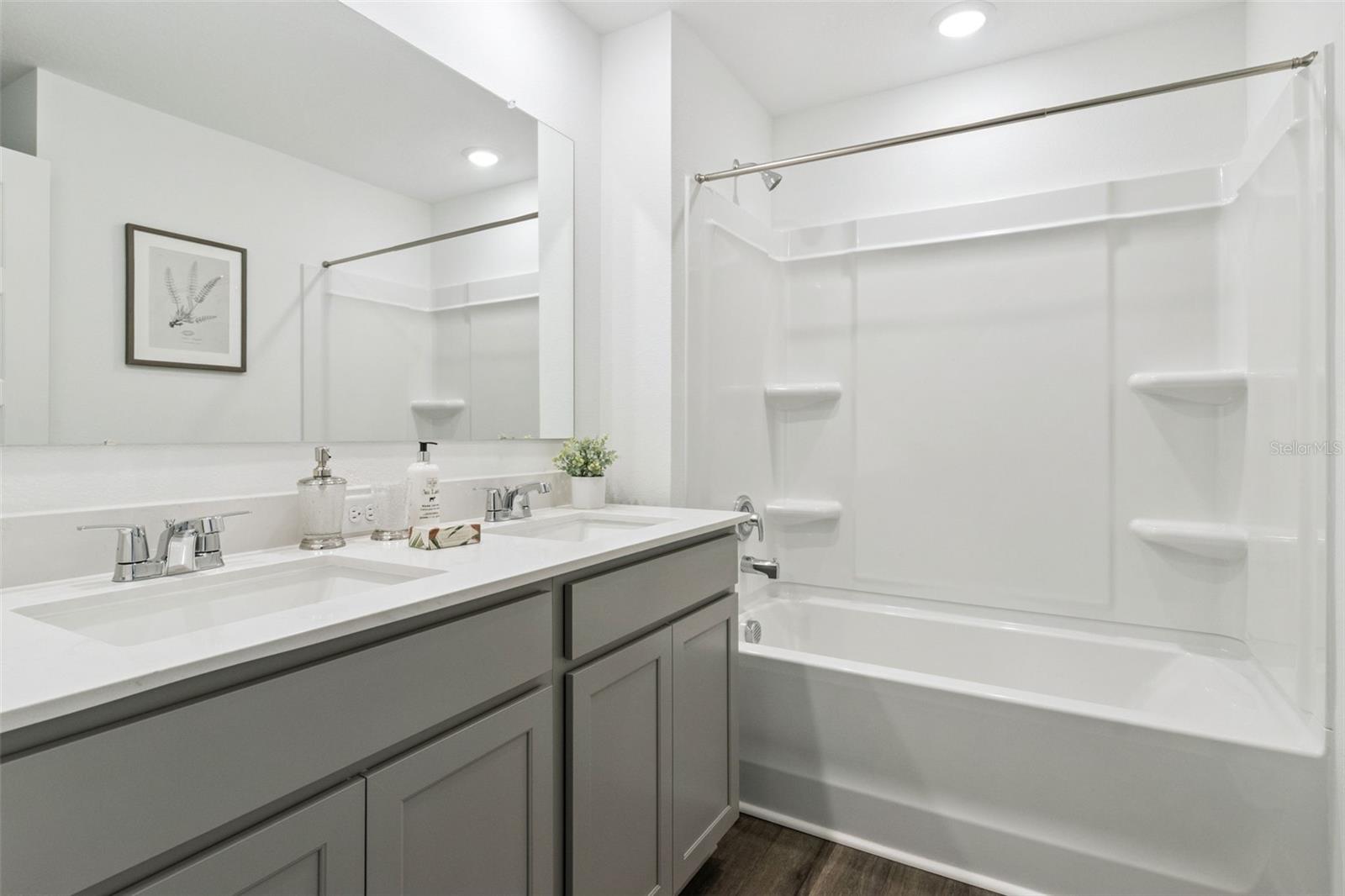 LEOMAS LANDING - Residential