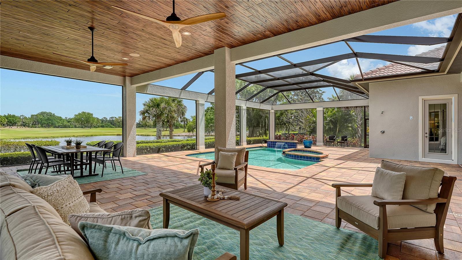FOUNDERS CLUB - Residential