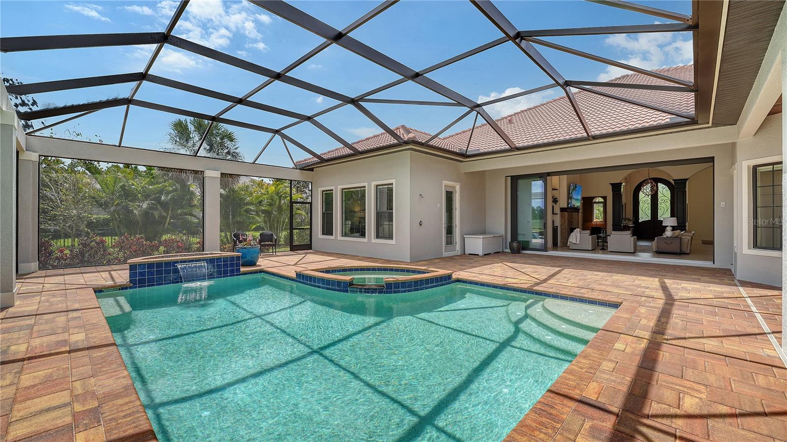 FOUNDERS CLUB - Residential