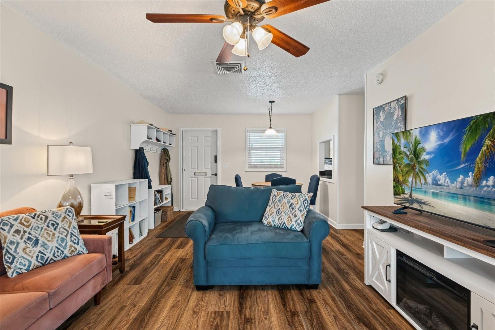 PARKWAY VILLAS CONDO UN 6 - Residential