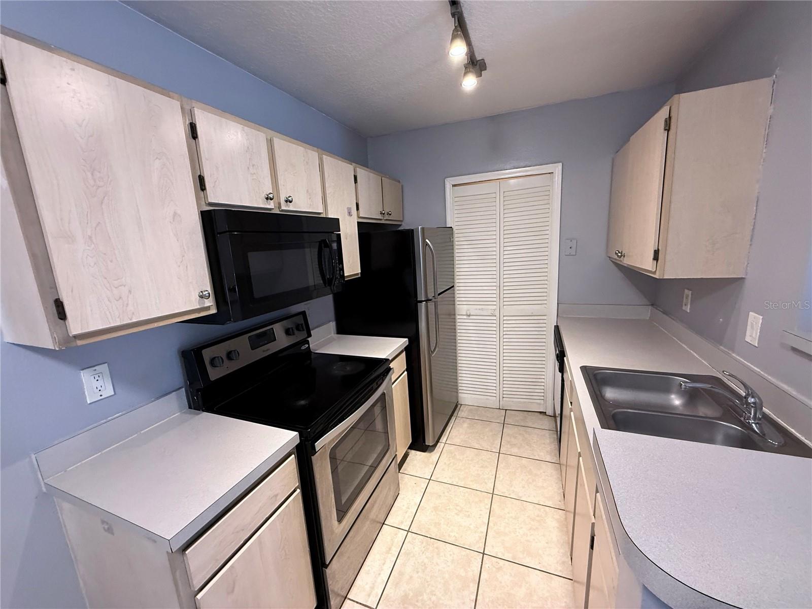 SUNERT LAKE - Residential