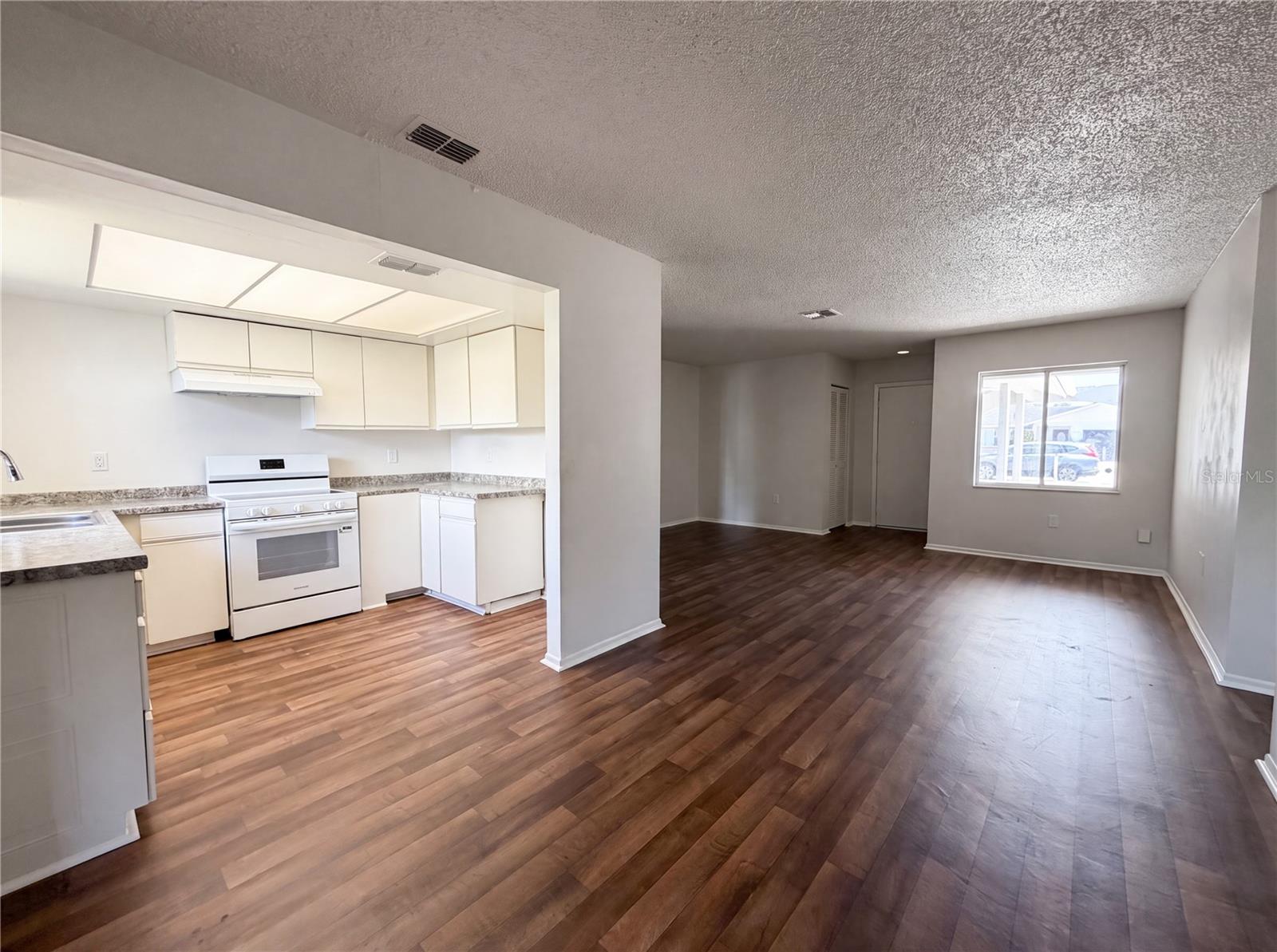 KINGSTON GROVES - Residential