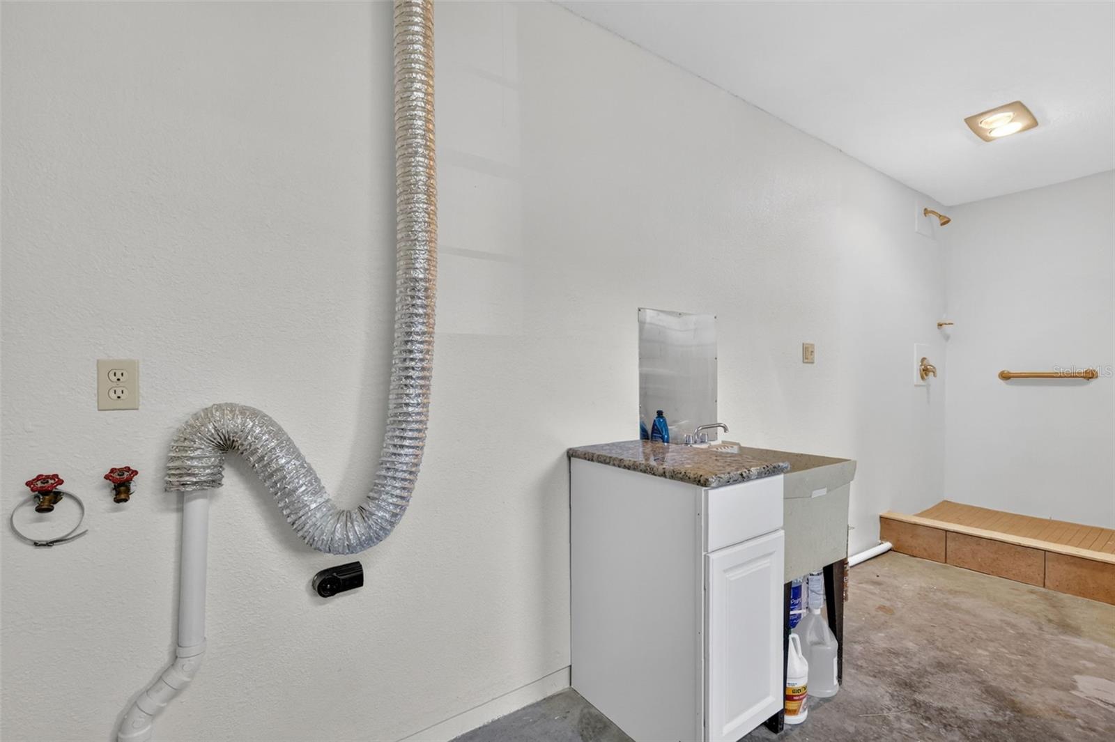HI LAND COURT - Residential