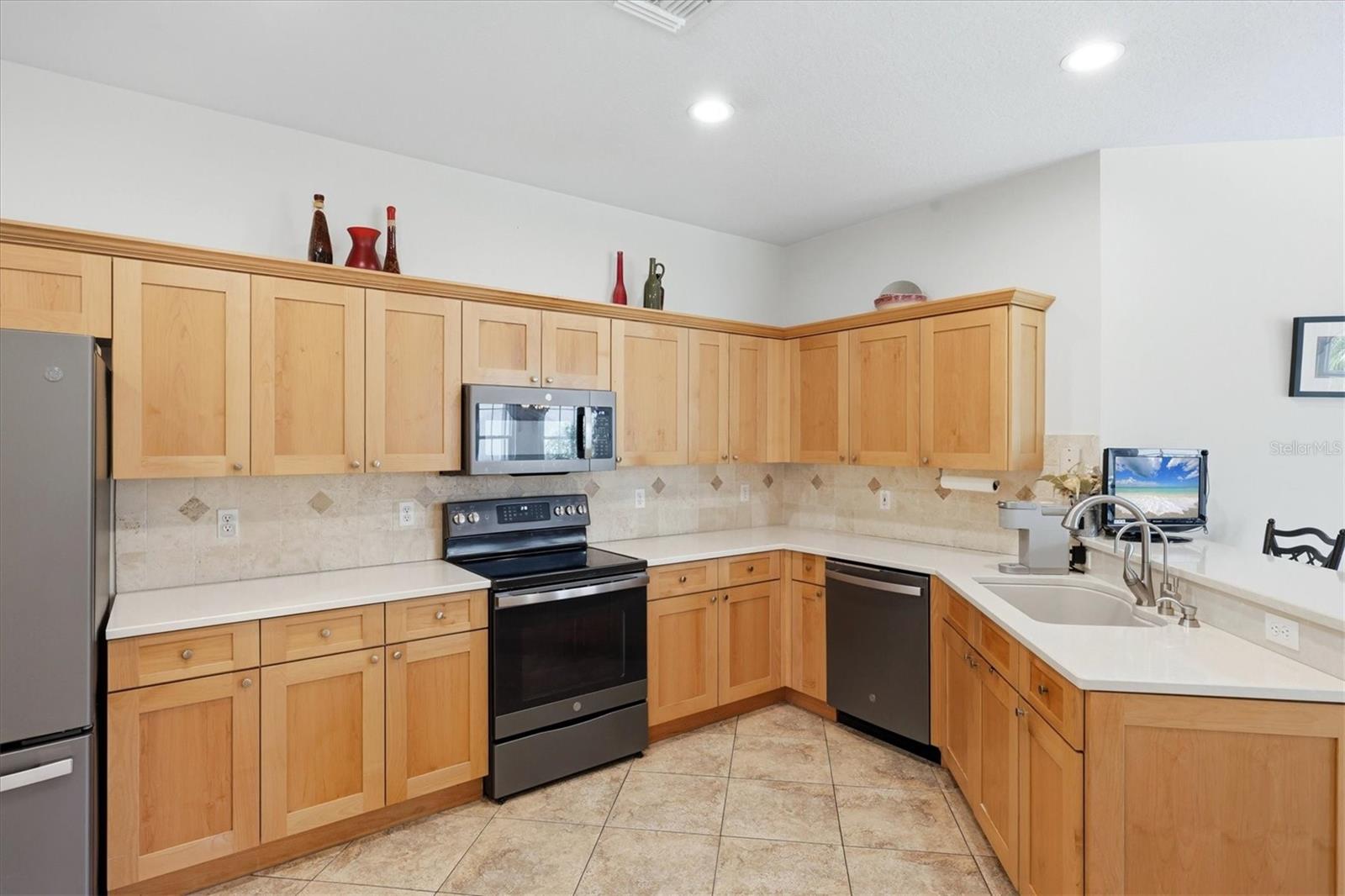 PELICAN POINTE GOLF & COUNTRY CLUB - Residential
