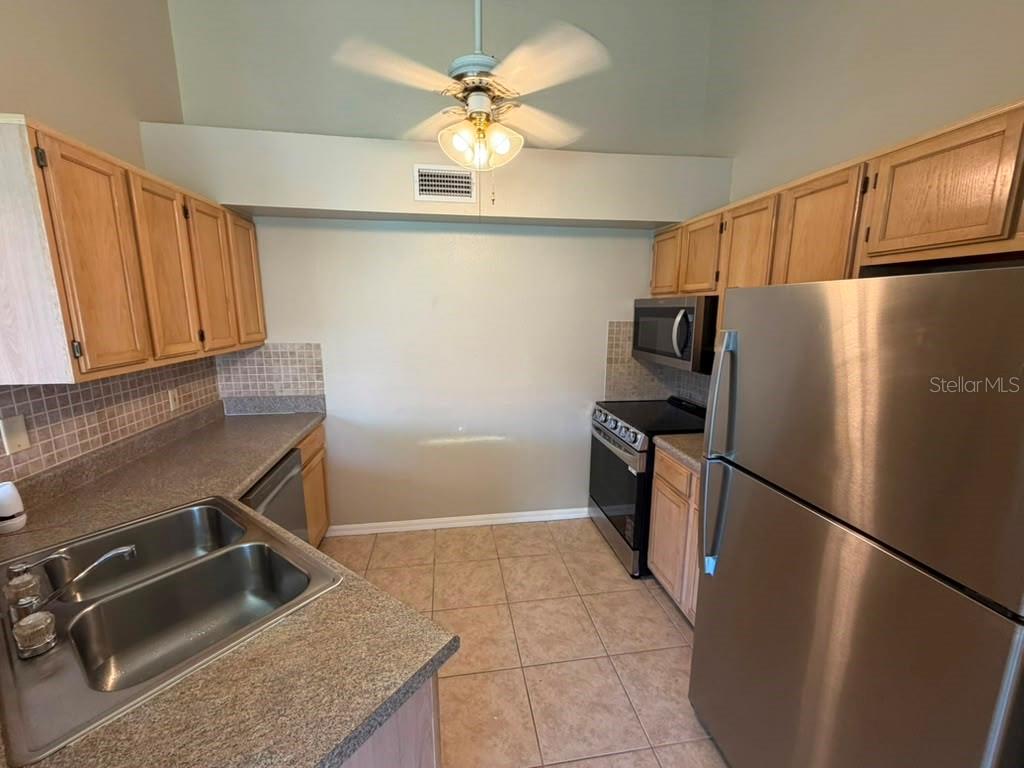TOWNES OF SOUTHGATE CONDO PH A - Residential Lease