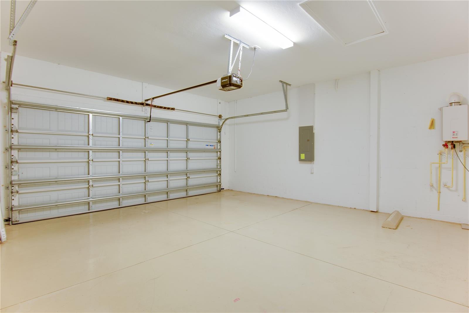LORRAINE LAKES PH I - Residential Lease