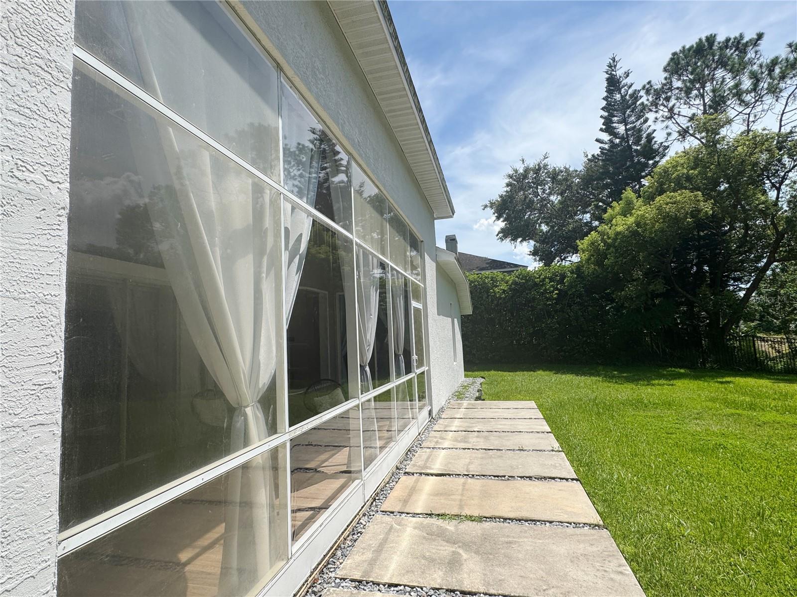 PALM COVE ESTATES - Residential Lease