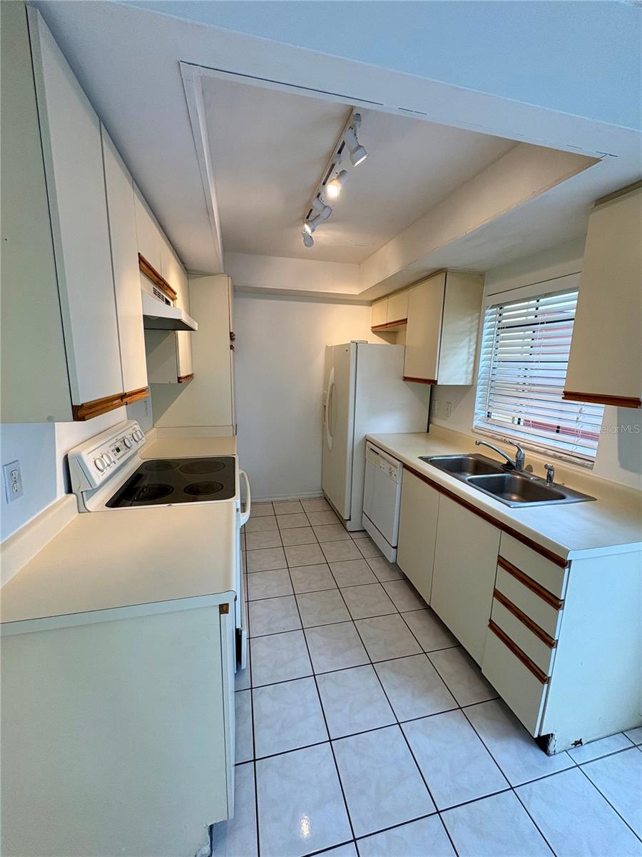 HIDDEN OAKS CONDO PH 7 - Residential