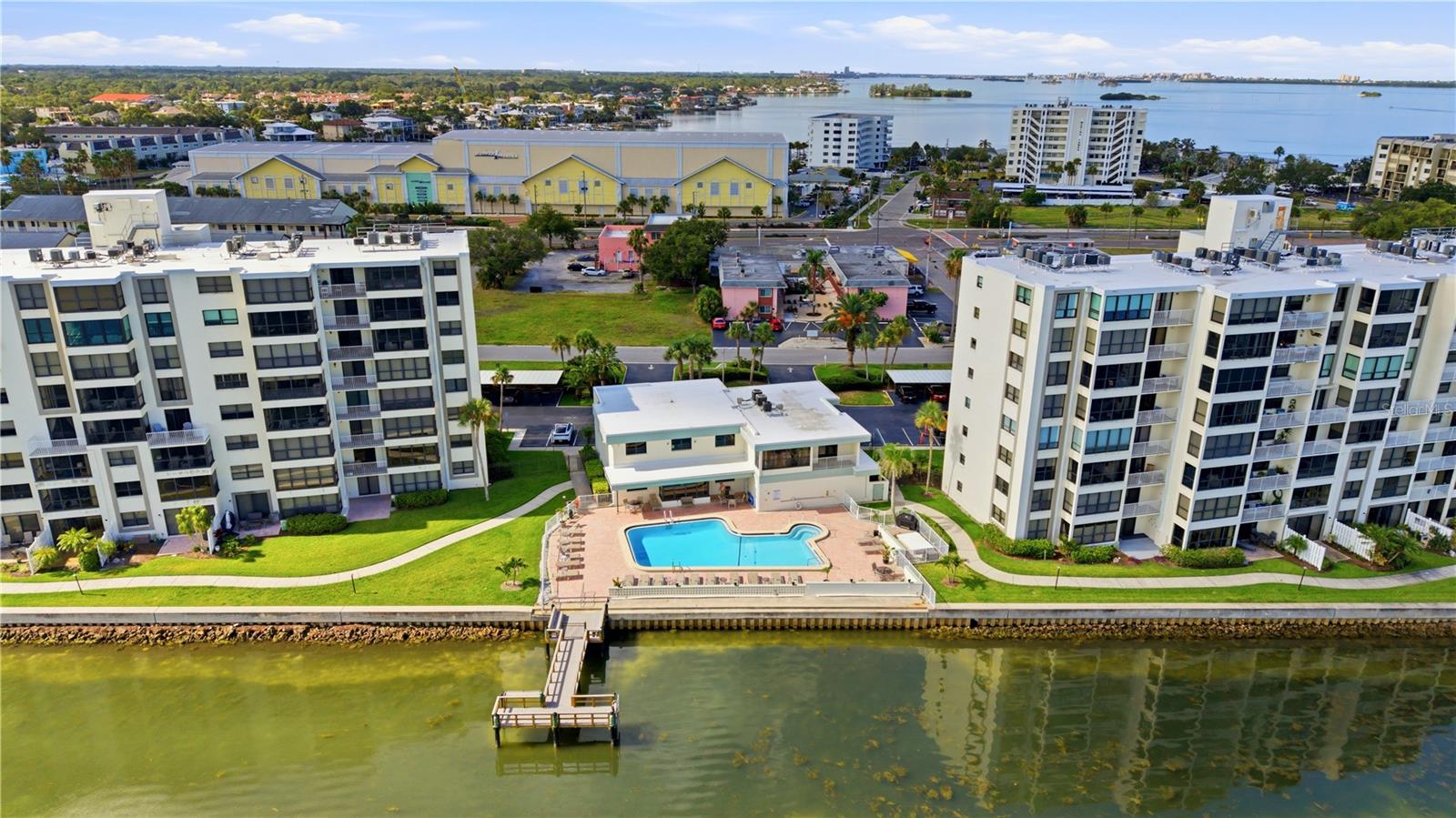ISLAND TOWERS - Residential