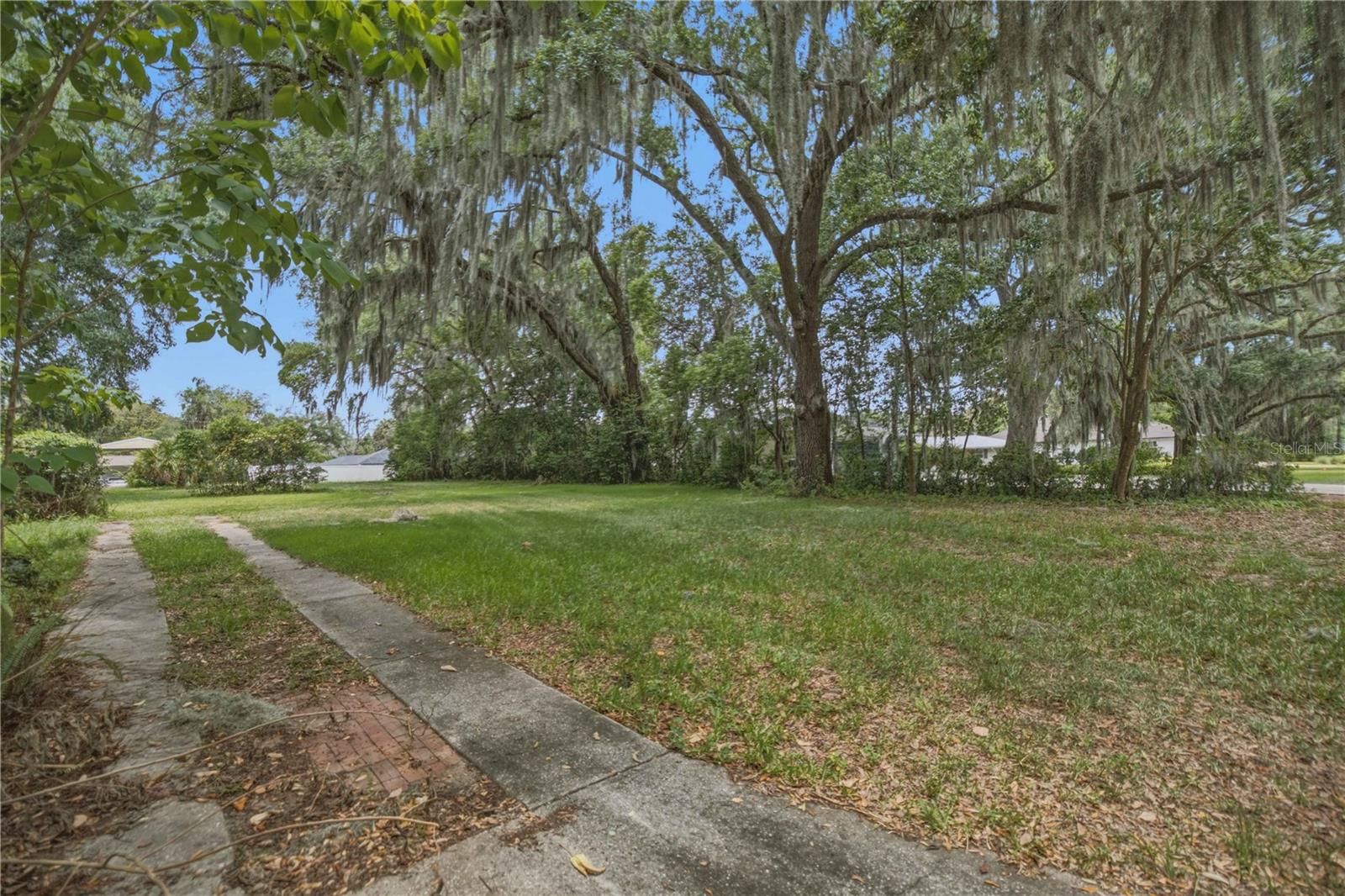 WOODFIELDS - Land