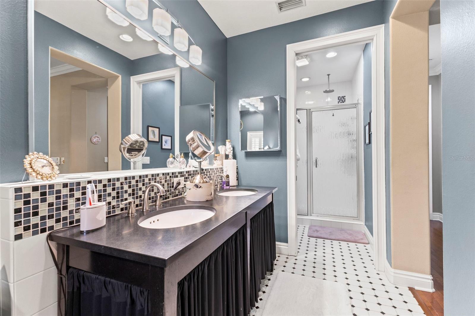 BELLAVILLA LUXURY TWNHMS - Residential