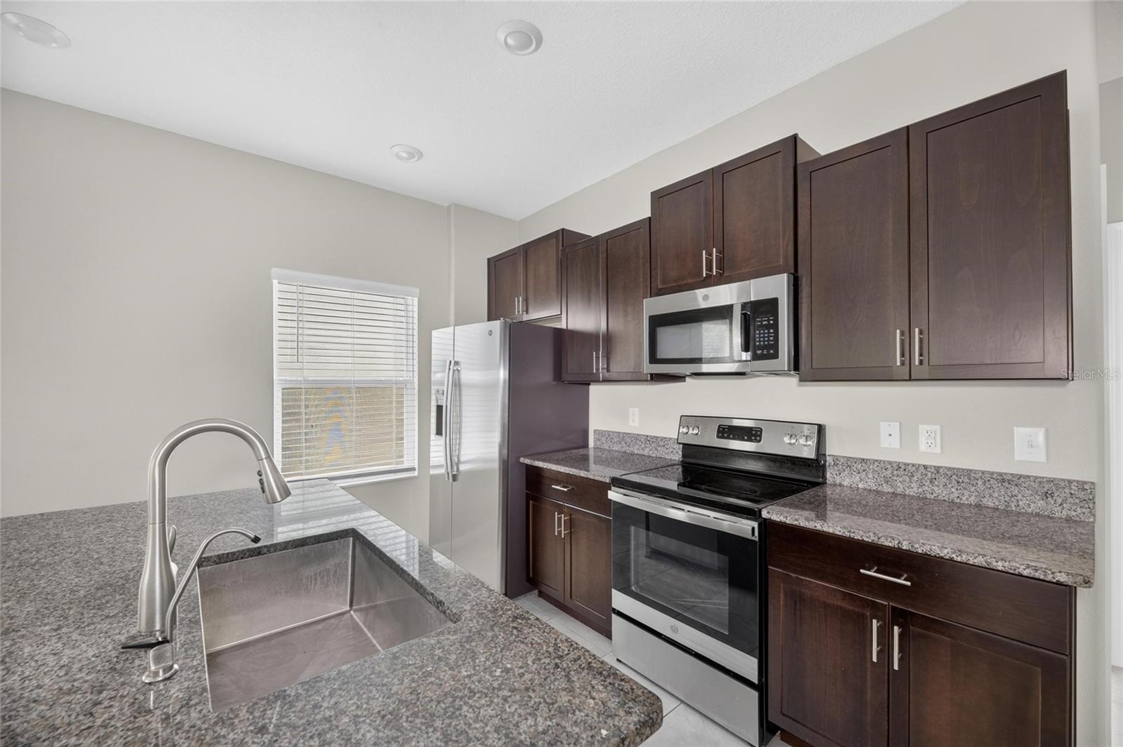 PALM RIVER TWNHMS PH 1 - Residential Lease