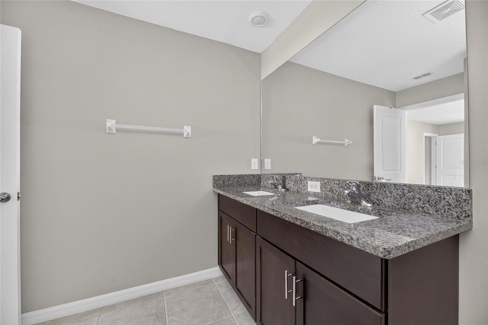 PALM RIVER TWNHMS PH 1 - Residential Lease