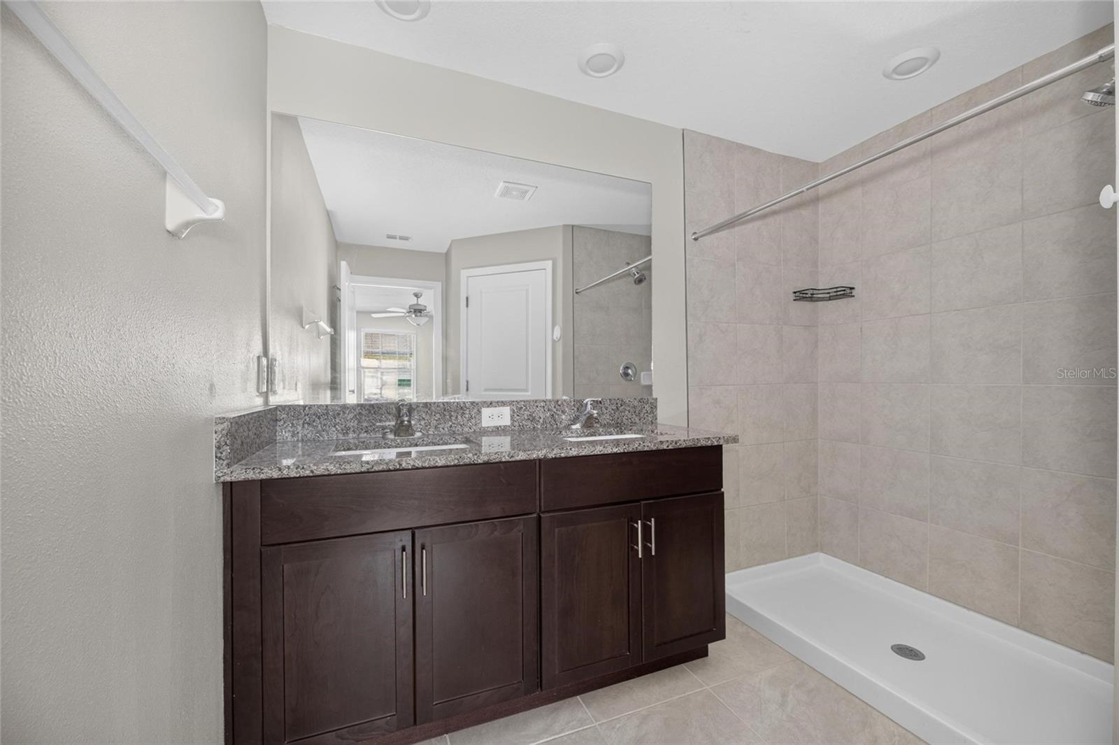 PALM RIVER TWNHMS PH 1 - Residential Lease