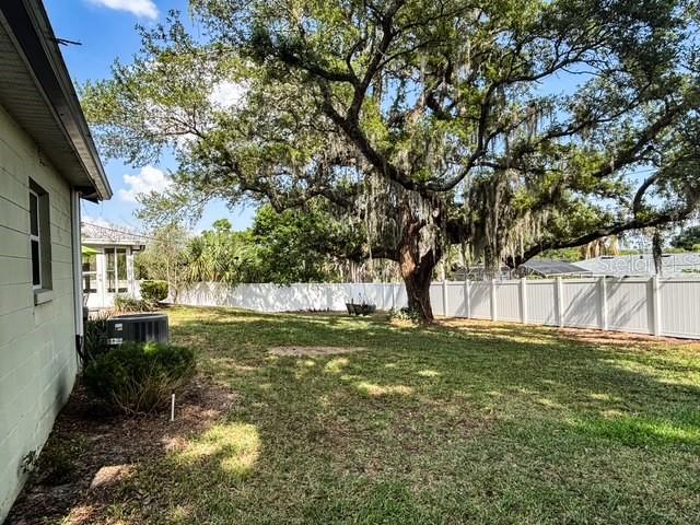 HOWEY LARGO VISTA MANOR - Residential