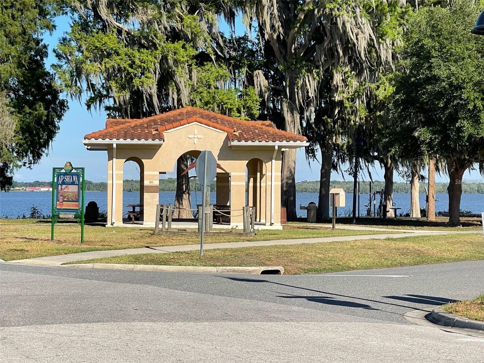 HOWEY LARGO VISTA MANOR - Residential
