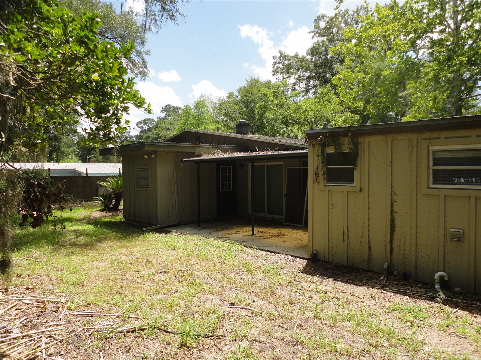 GOLF CLUB MANOR - Residential Lease