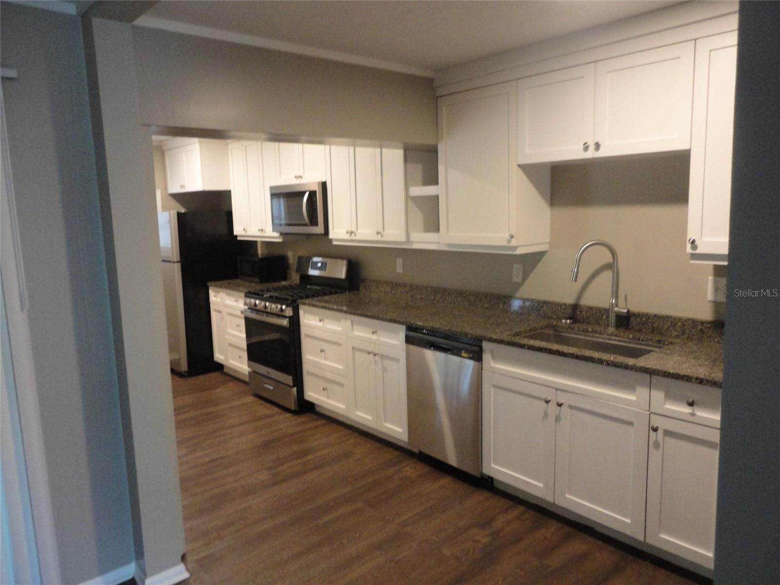 GOLF CLUB MANOR - Residential Lease