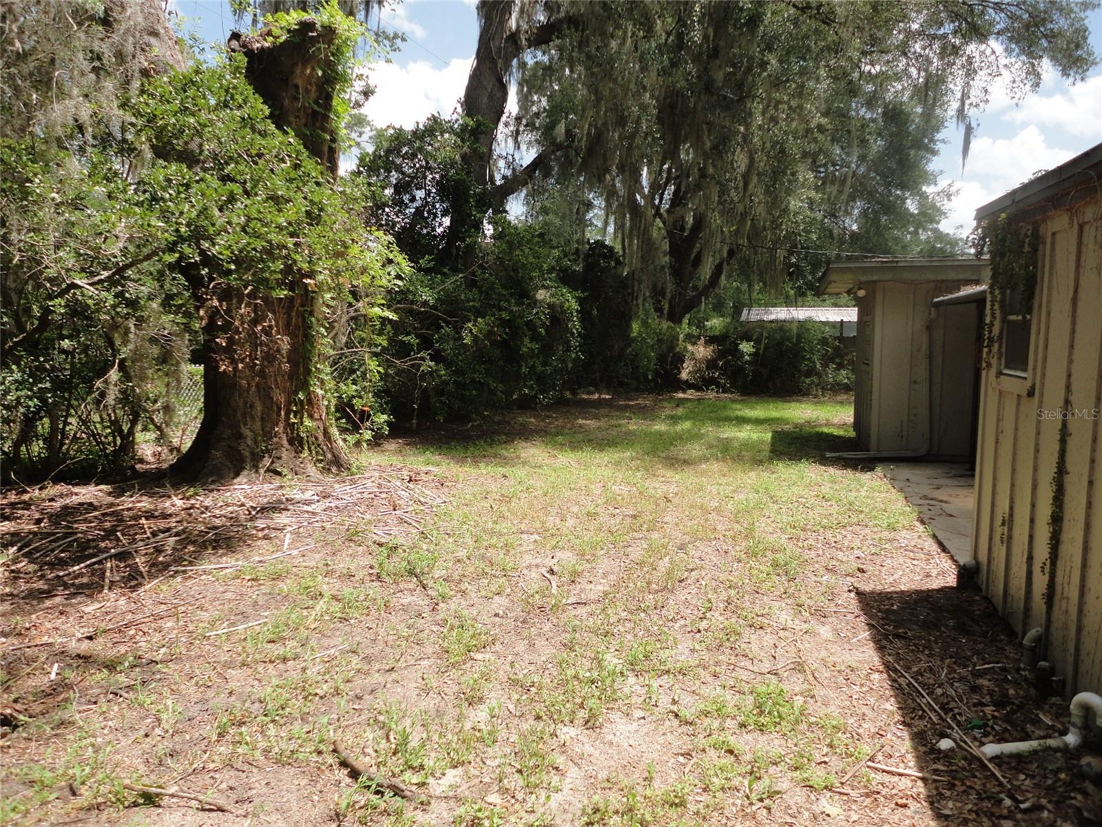 GOLF CLUB MANOR - Residential Lease