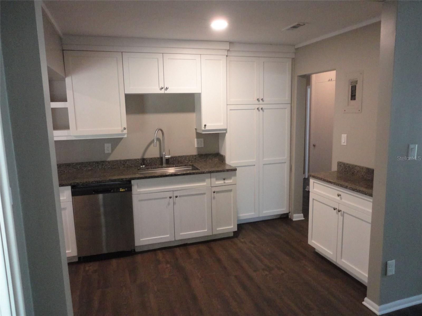 GOLF CLUB MANOR - Residential Lease