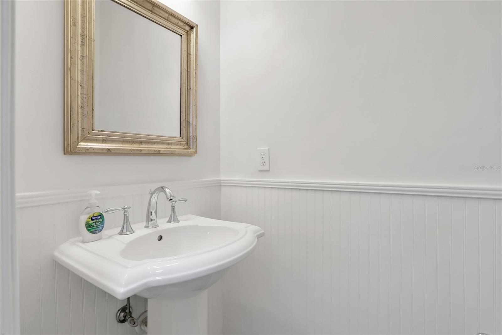 LAKE LAWSONA PLACE - Residential Lease