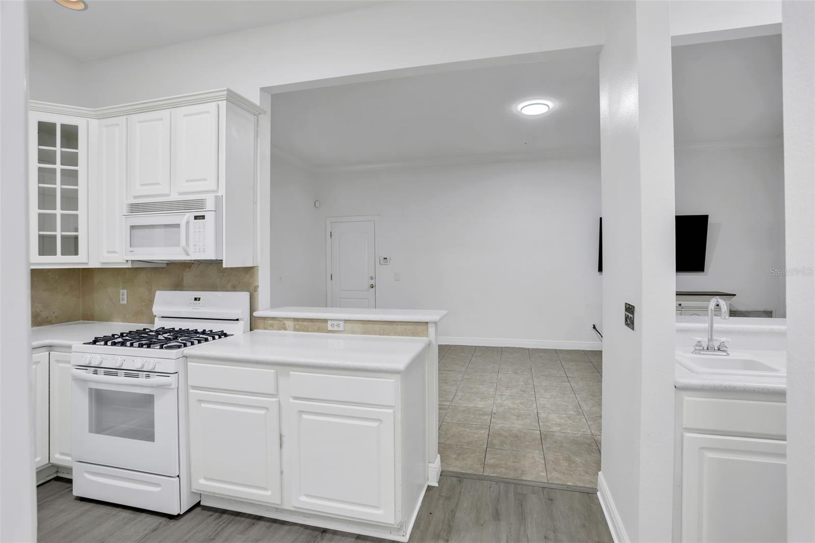 LAKE LAWSONA PLACE - Residential Lease