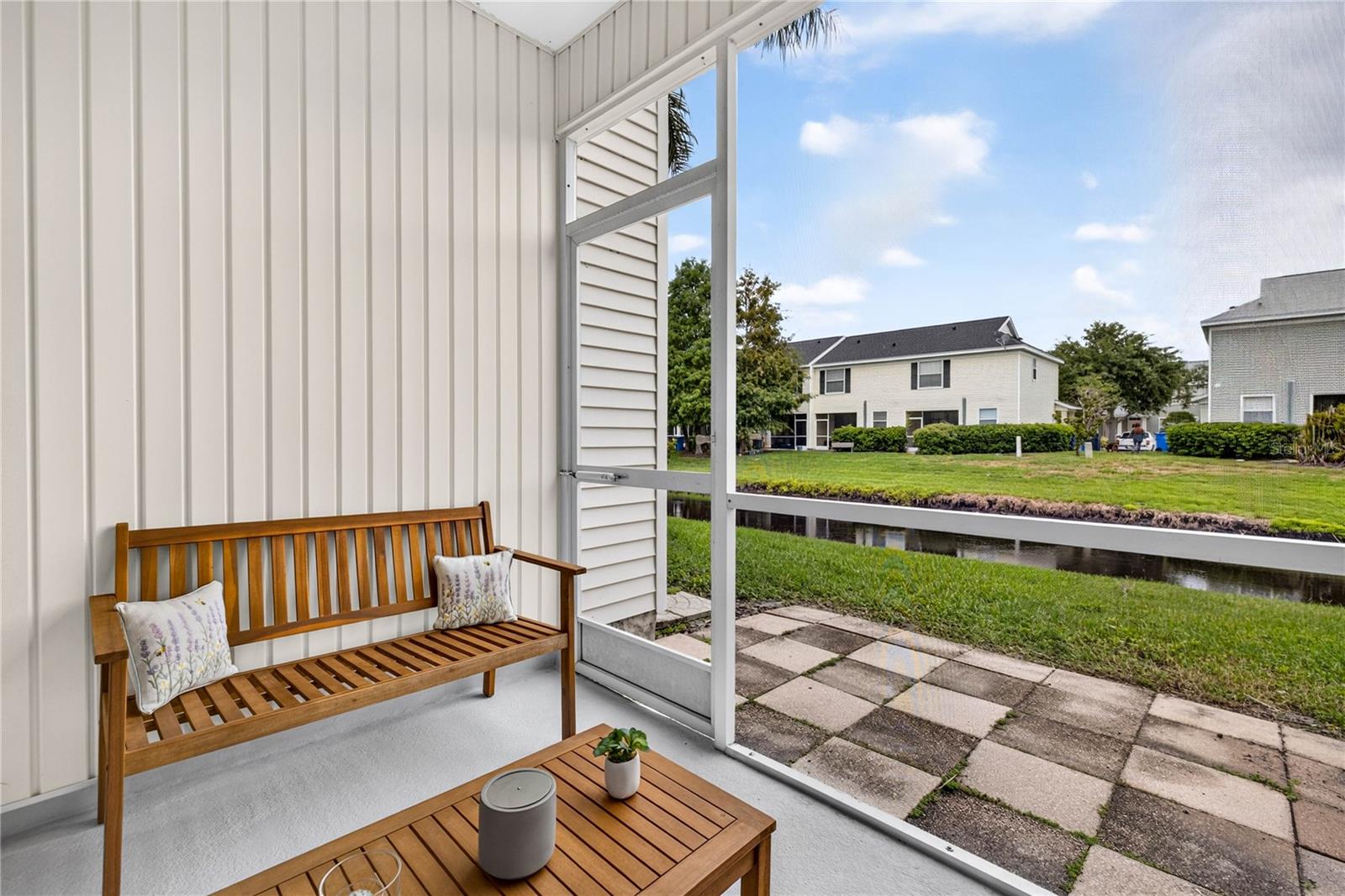 COUNTRY CHASE - Residential