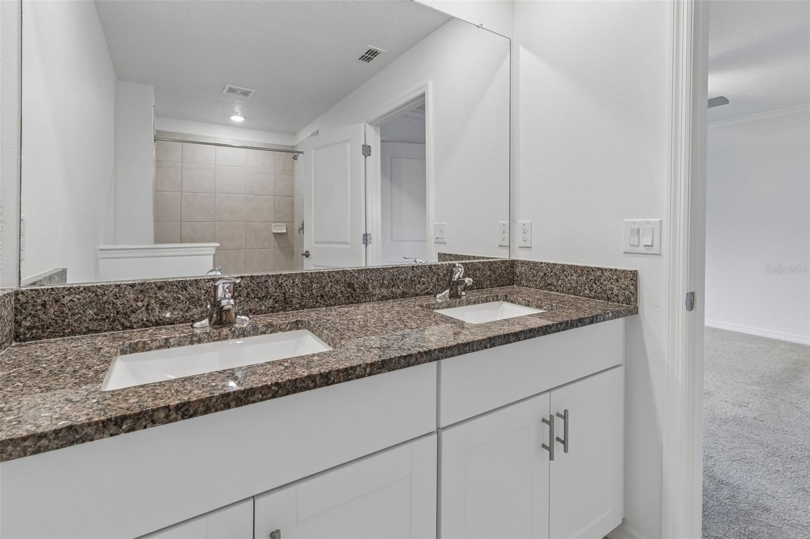 TOWNES/VERIDIAN - Residential Lease
