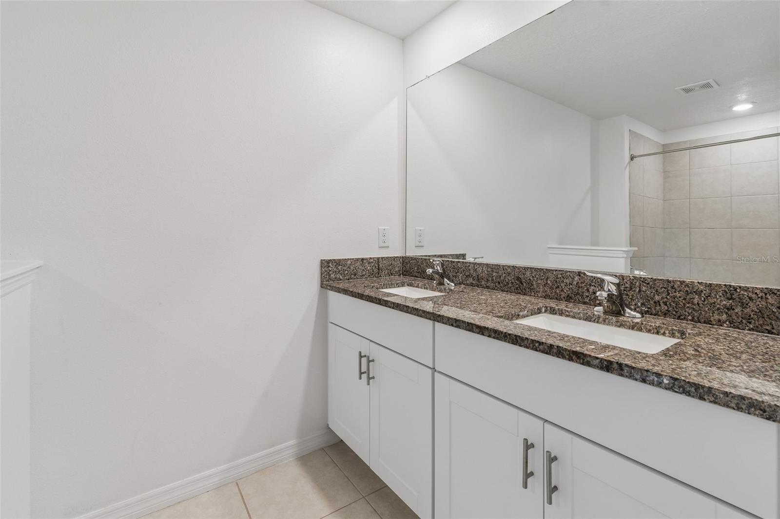 TOWNES/VERIDIAN - Residential Lease