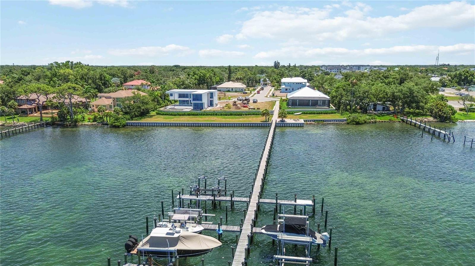 PARROT BAY - Land