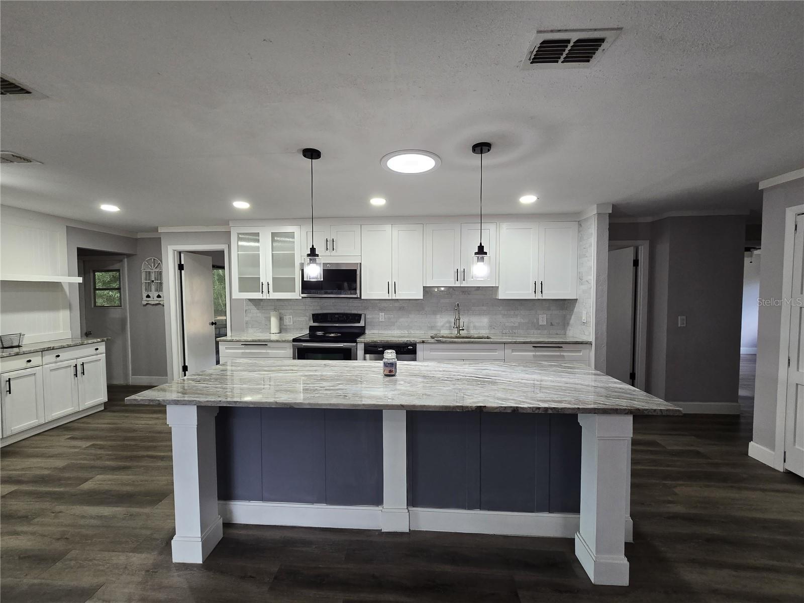 RAINBOW LAKES ESTATE - Residential