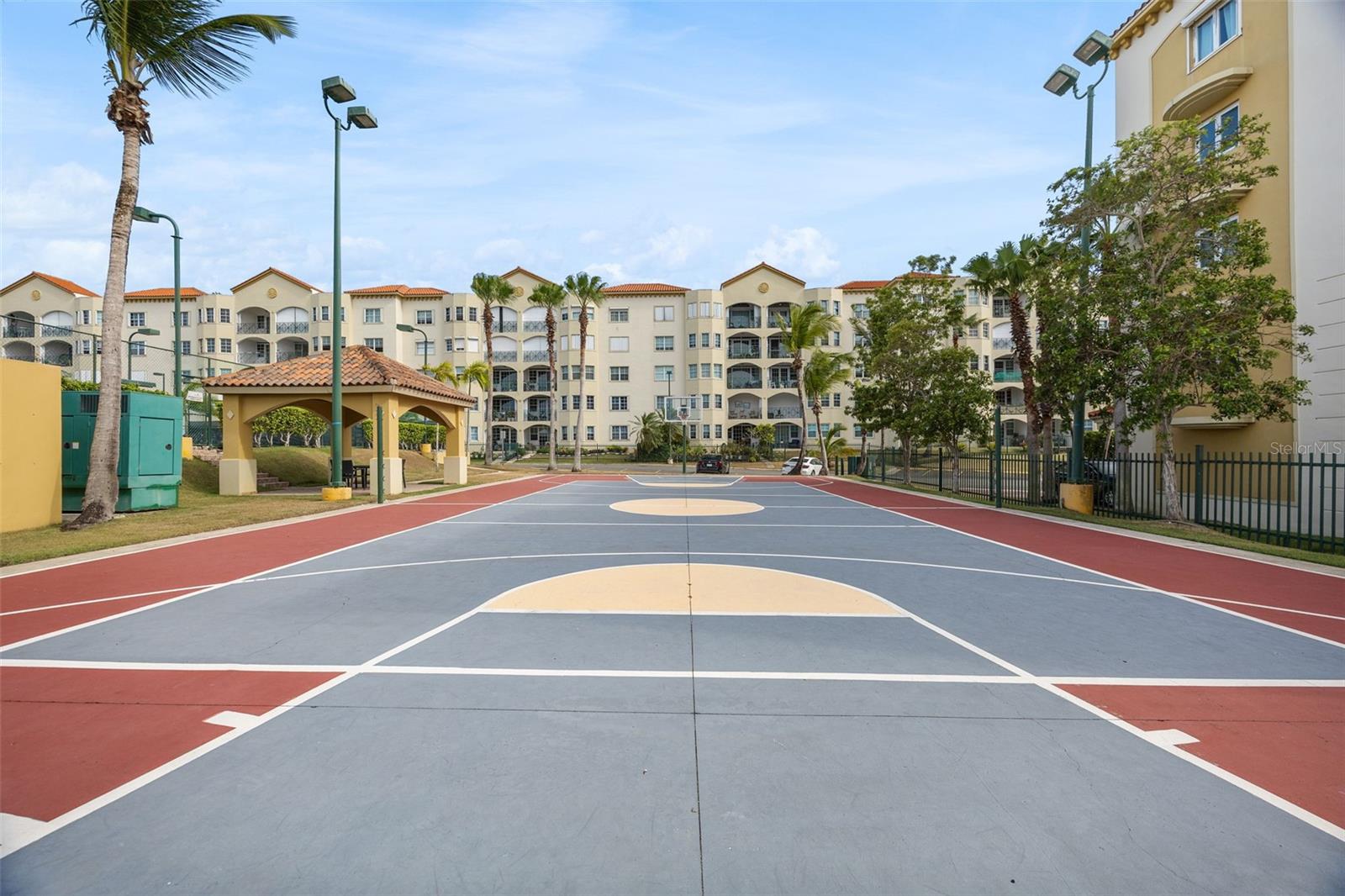 CONDOMINIO ROYAL PALM - Residential