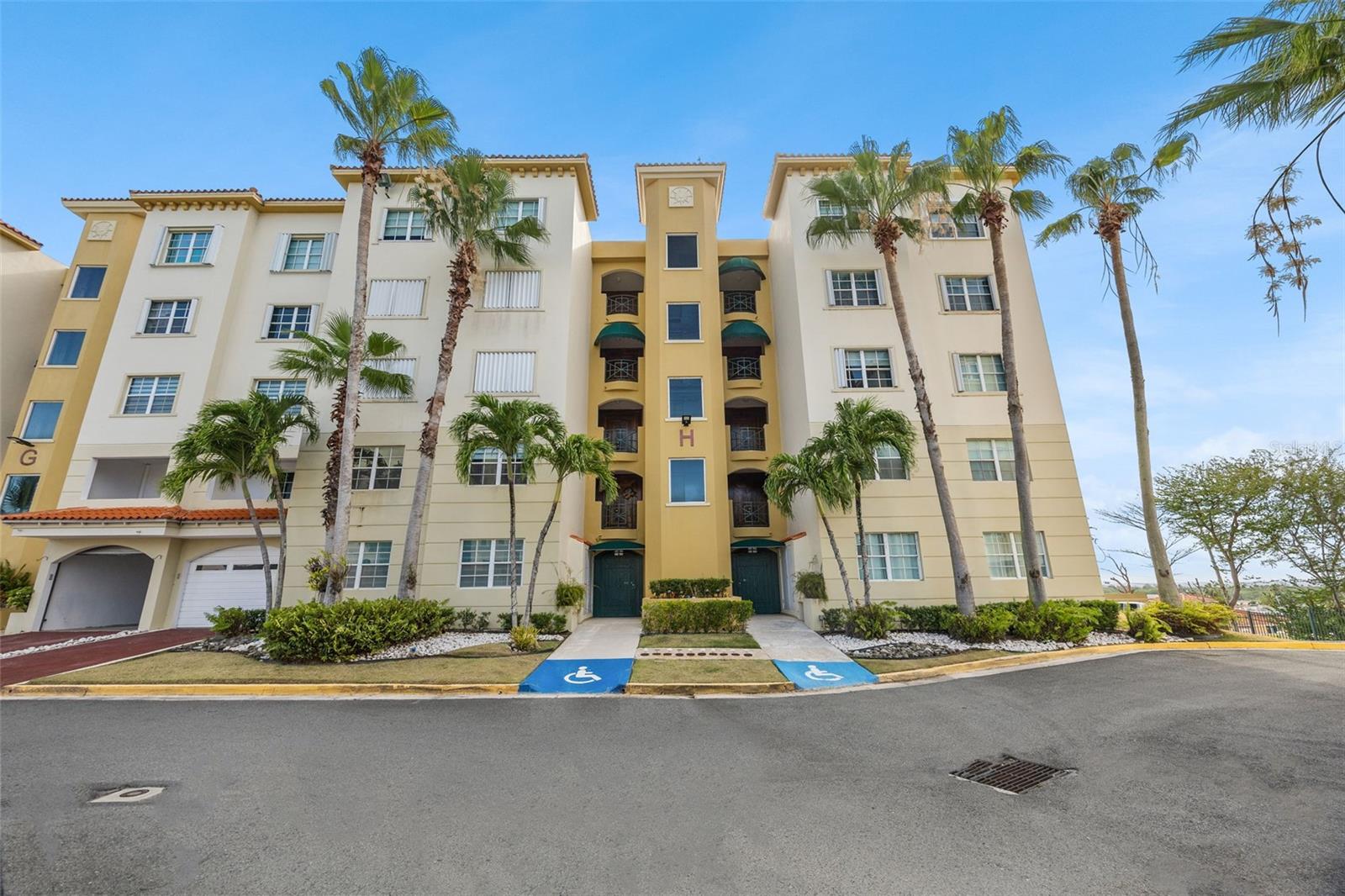 CONDOMINIO ROYAL PALM - Residential