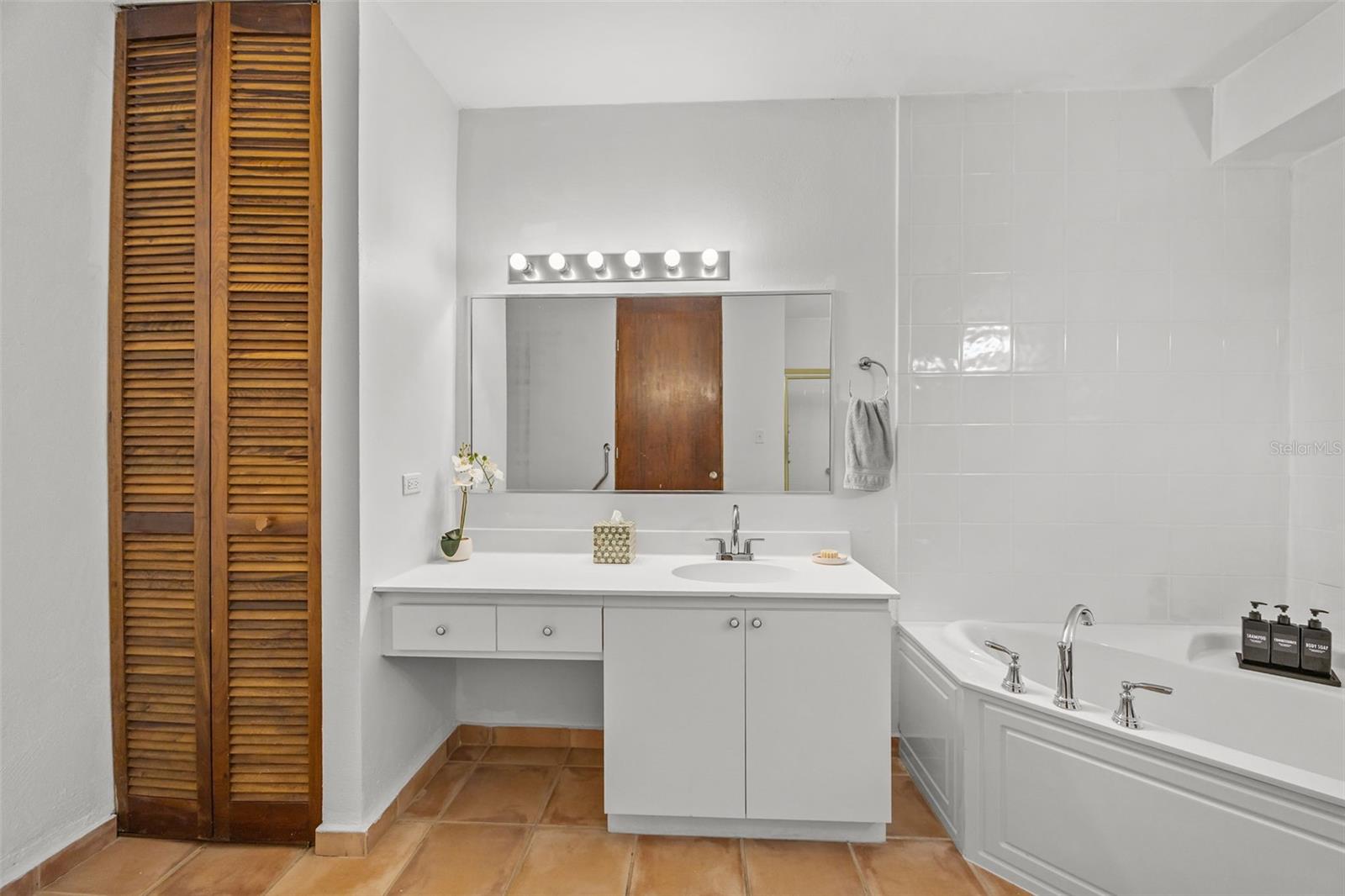 CONDOMINIO ROYAL PALM - Residential