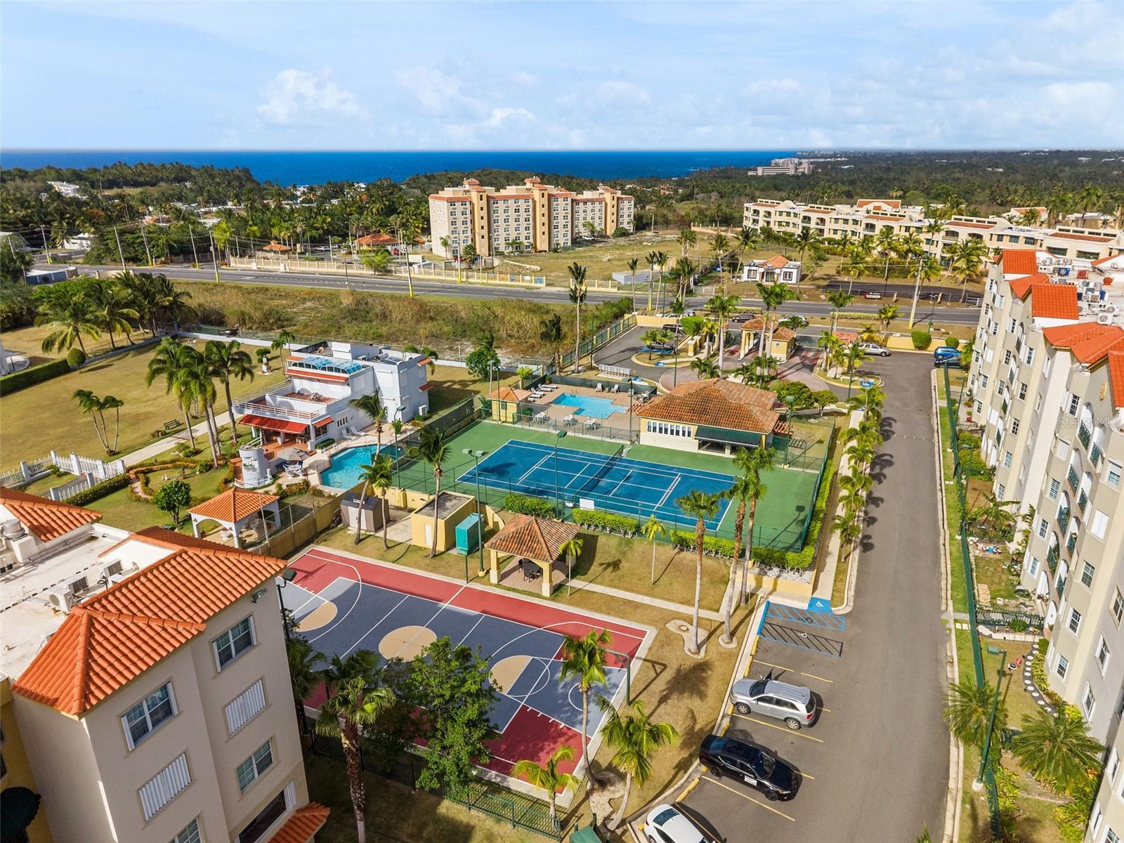 CONDOMINIO ROYAL PALM - Residential