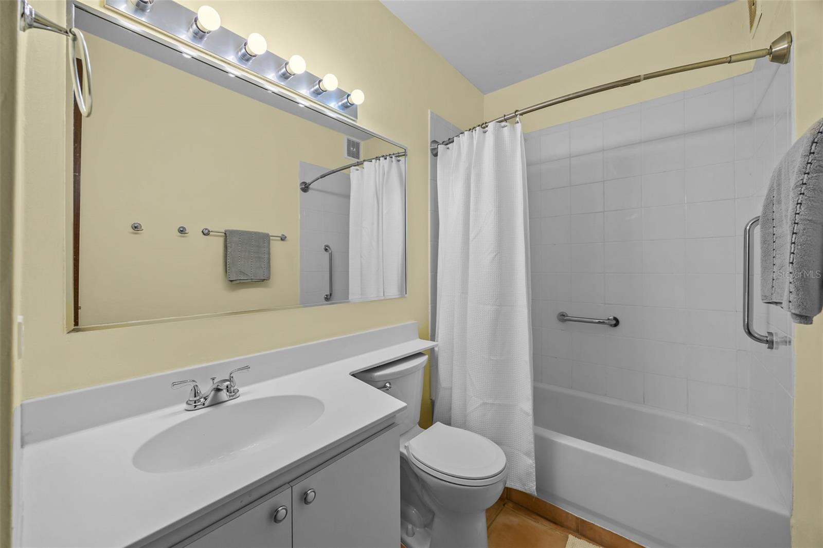 CONDOMINIO ROYAL PALM - Residential
