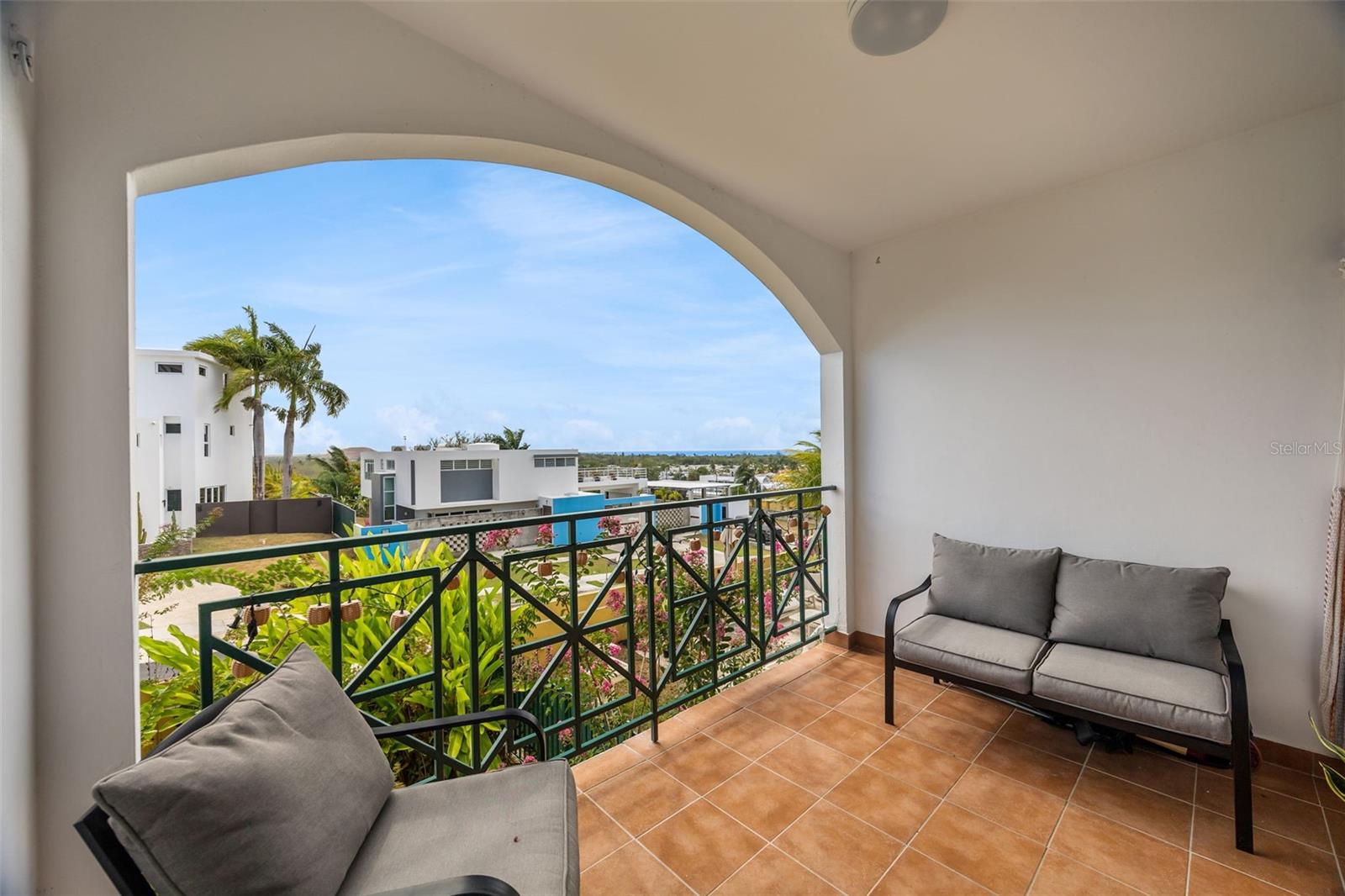 CONDOMINIO ROYAL PALM - Residential