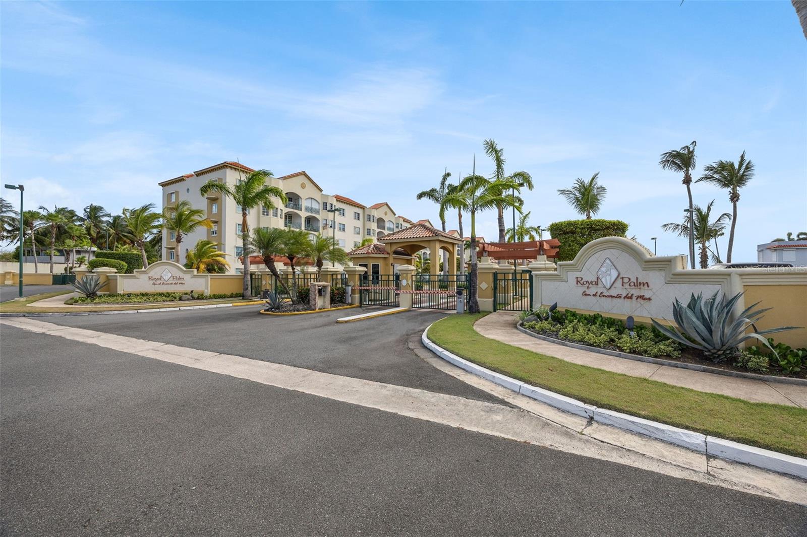 CONDOMINIO ROYAL PALM - Residential