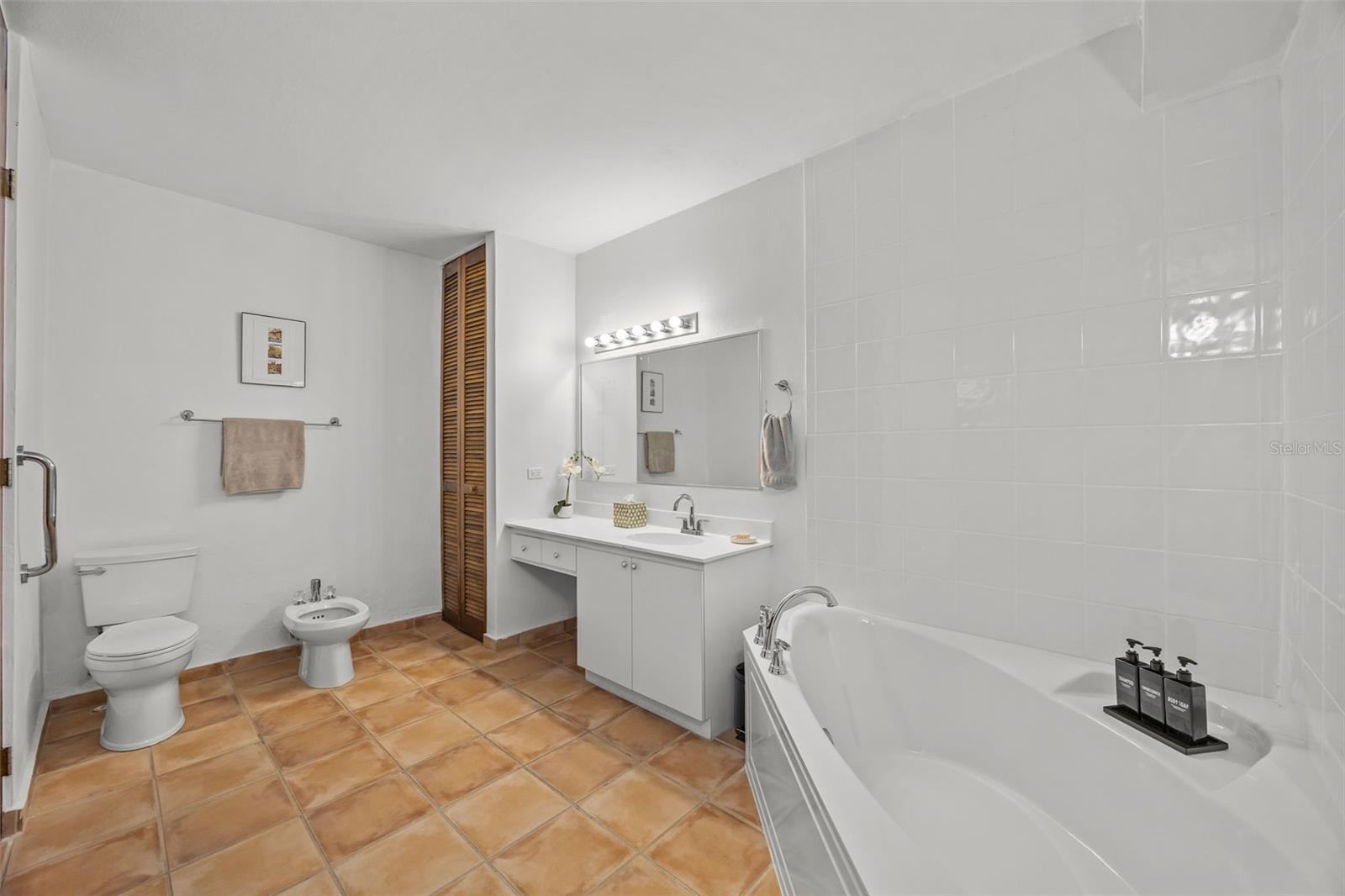 CONDOMINIO ROYAL PALM - Residential