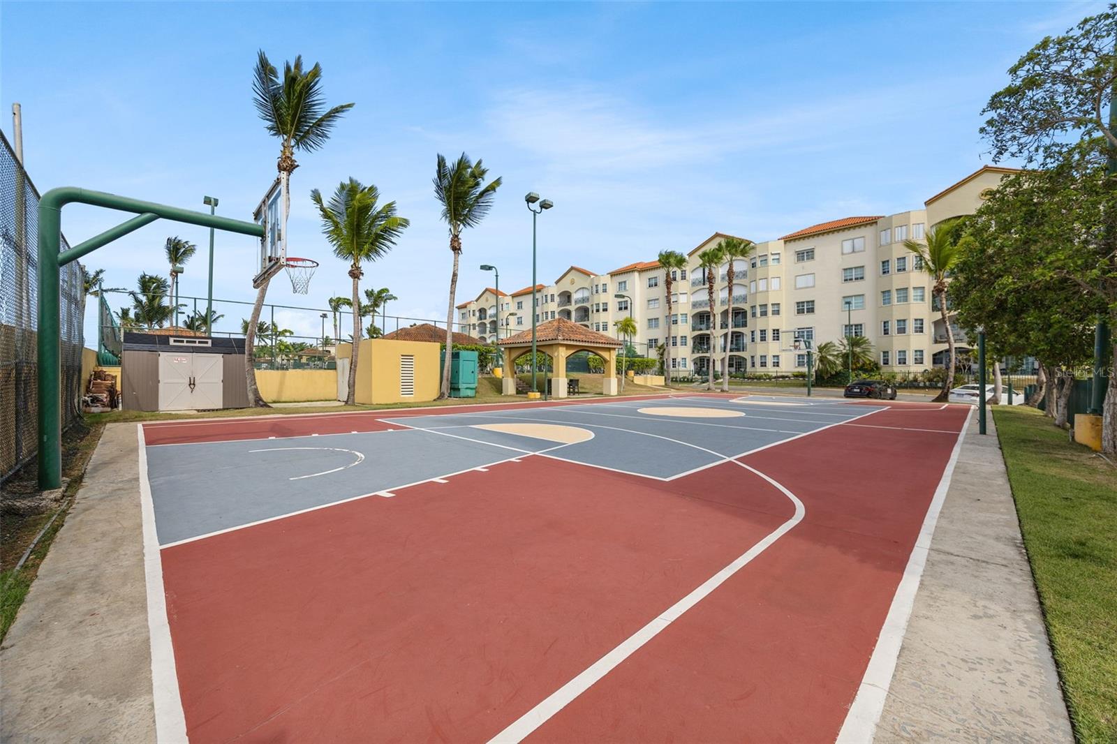CONDOMINIO ROYAL PALM - Residential