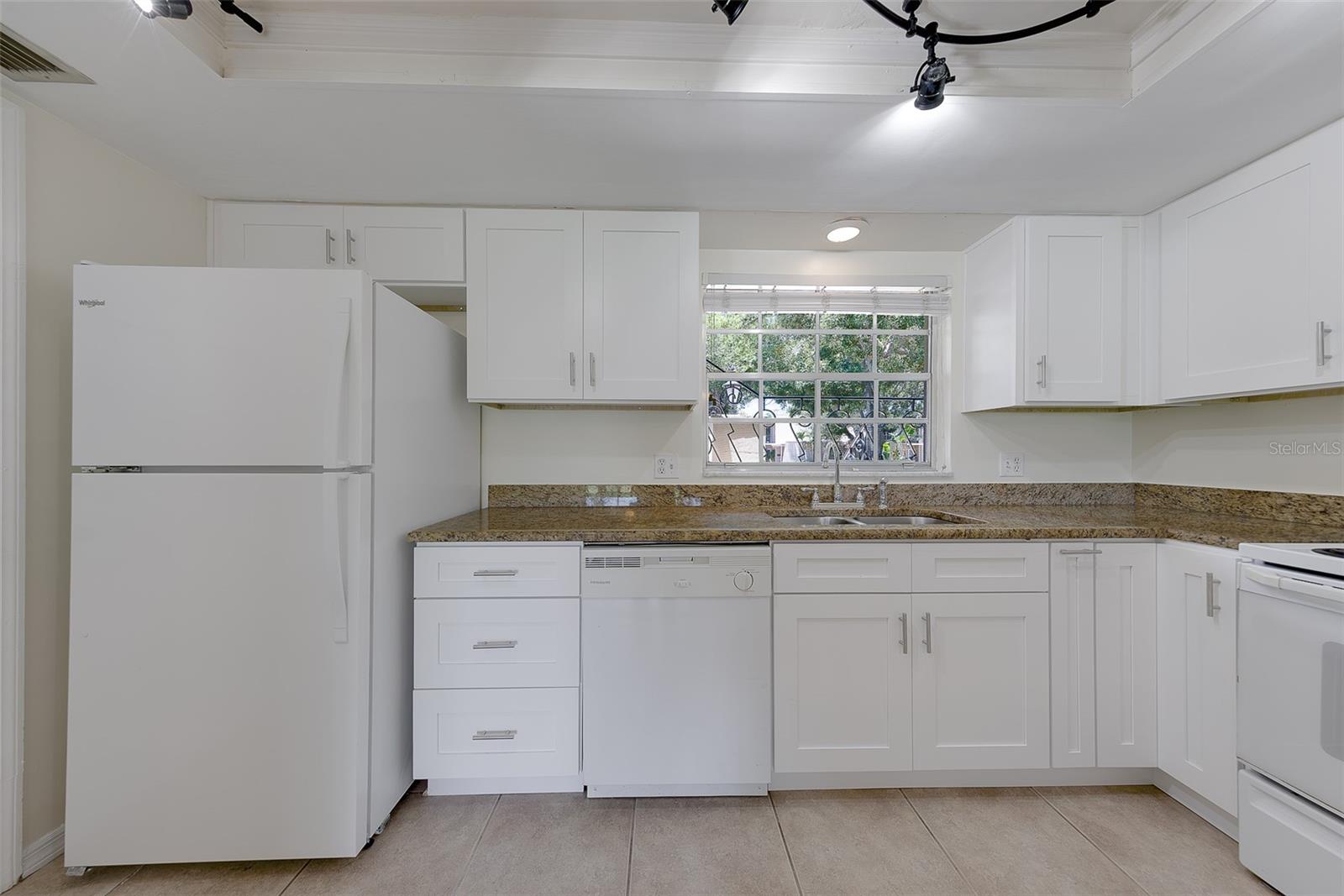 EAST BAY COUNTRY CLUB CONDO APTS - Residential